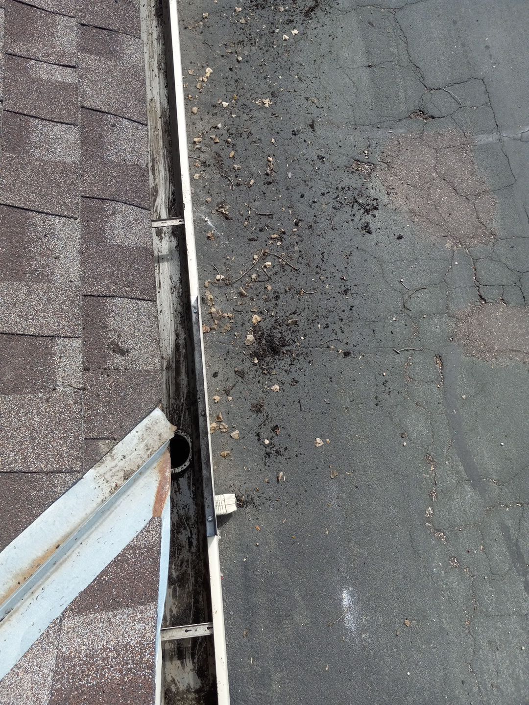 Commercial gutter cleaning Minnesota after photo with clean gutters