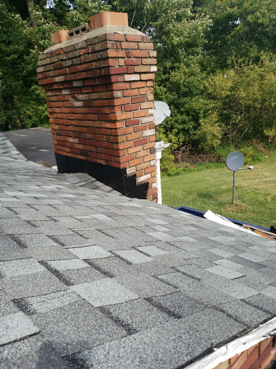 Brand: Atlas Pinnacle Color: Pristine Scotchgard Coastal Granite Drip: White by Eagle Eye Roofing