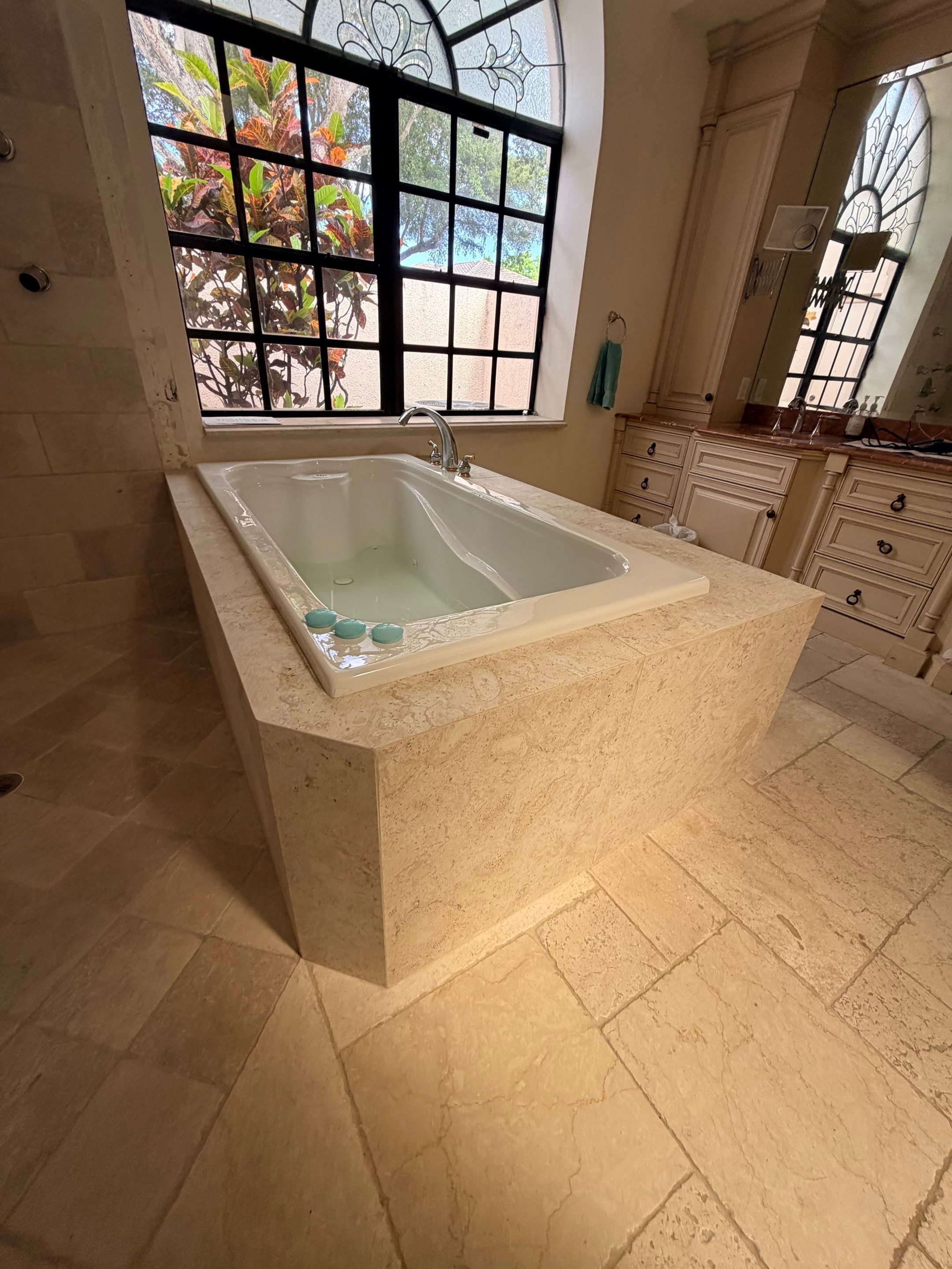Roman Tub Remodel - Deerfield Beach by Hevi Tile
