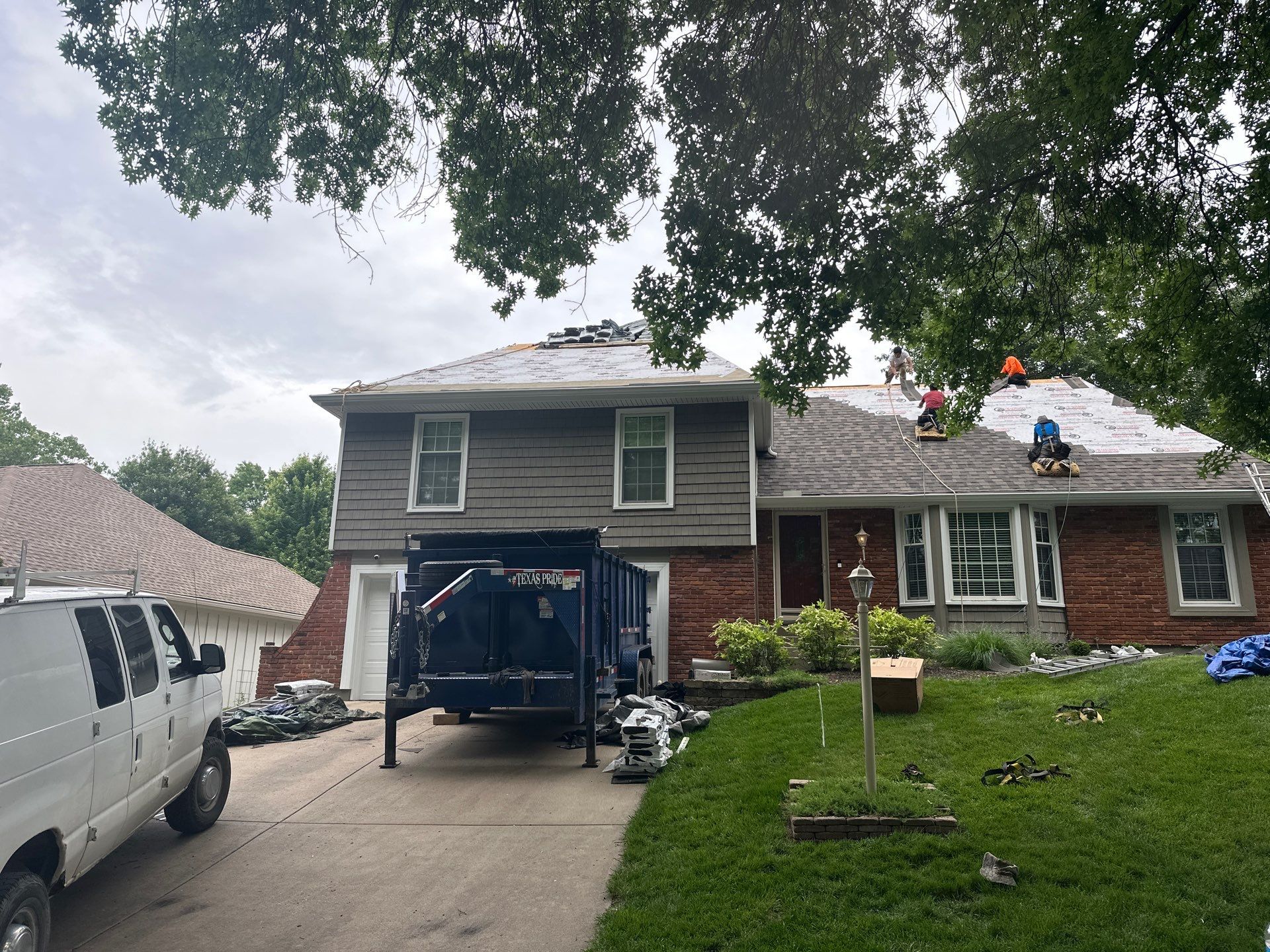 Complete Kansas City Exterior Remodel With IKO Roofing and Craneboard Siding by EEC Windows, Siding & Roofing