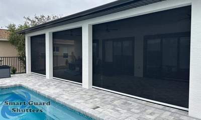 Retractable Screen in White/Black