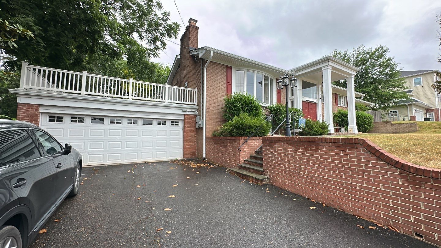Manassas: CertainTeed Landmark Pro Designer Shingles in Max Def Moire Black by RM Banning, Inc.