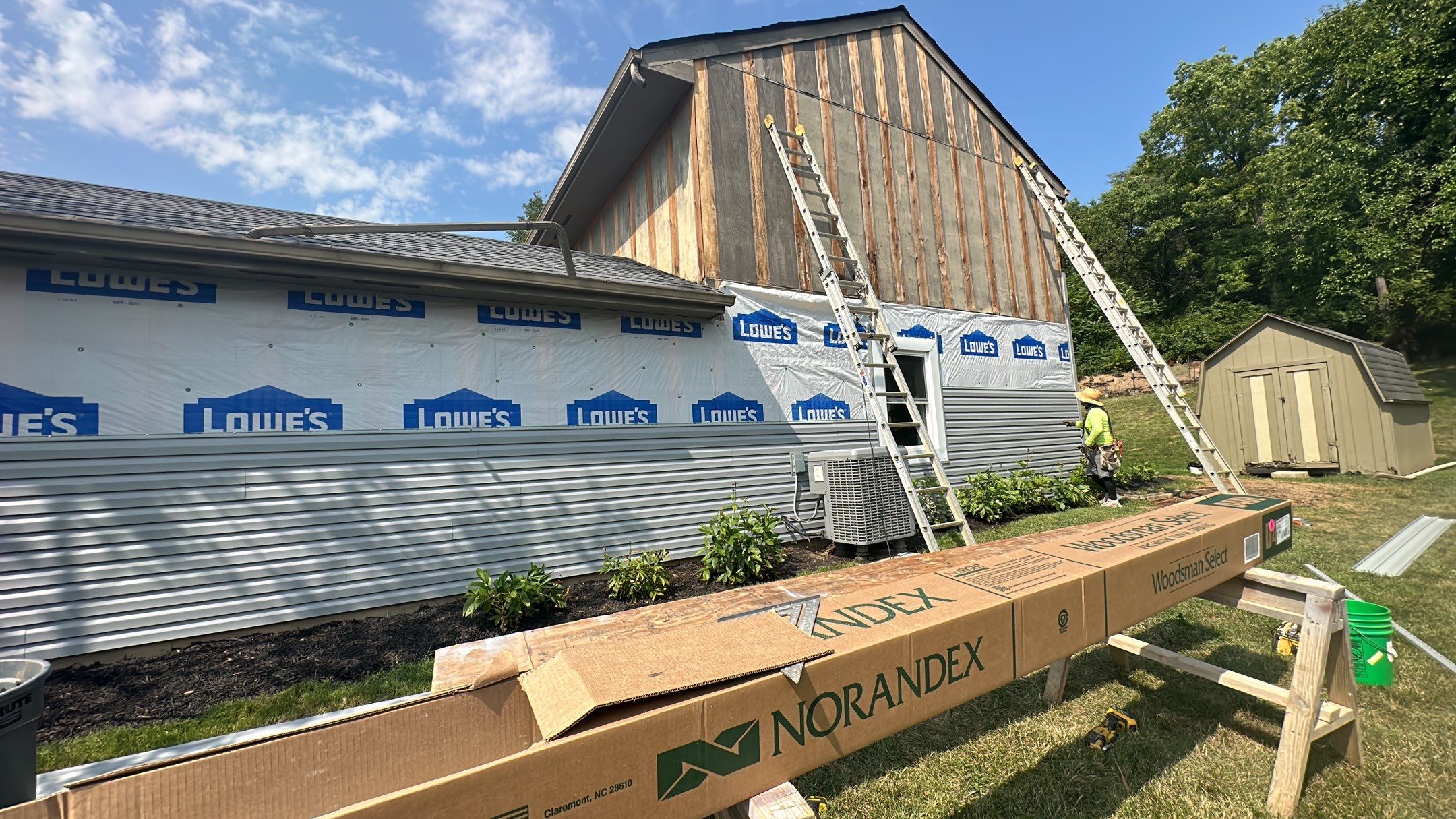 Siding Installation using Norandex Woodsmen Select vinyl sidning by WIW Enterprises Inc