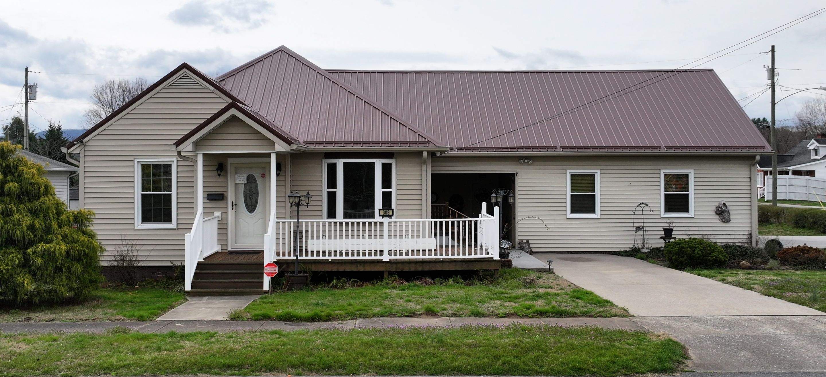 Carr Residence by Omnia Roofing