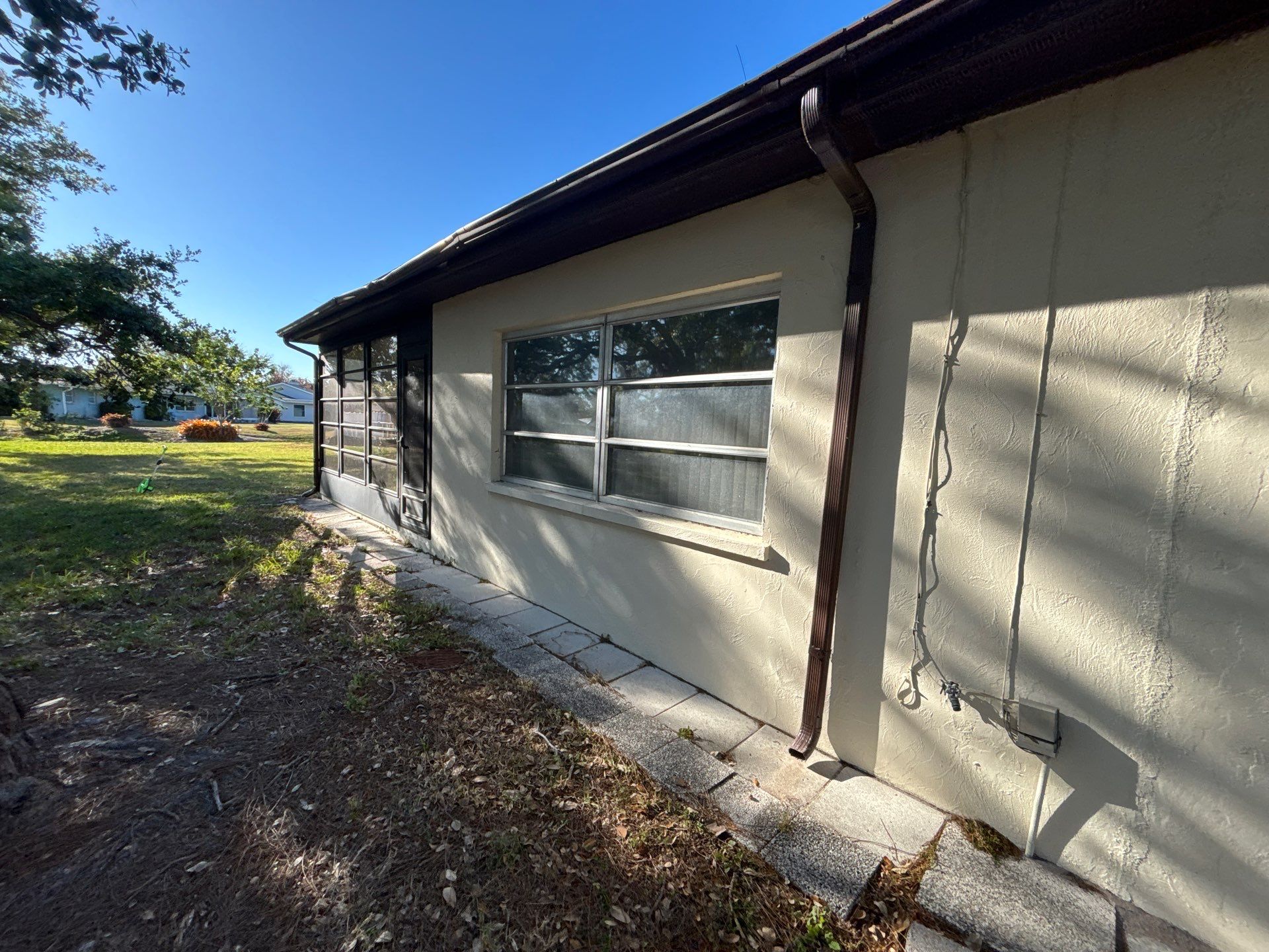 6 Inch Seamless Gutters using Musket Brown Seamless Gutters in Sarasota FL by Gutter Professors