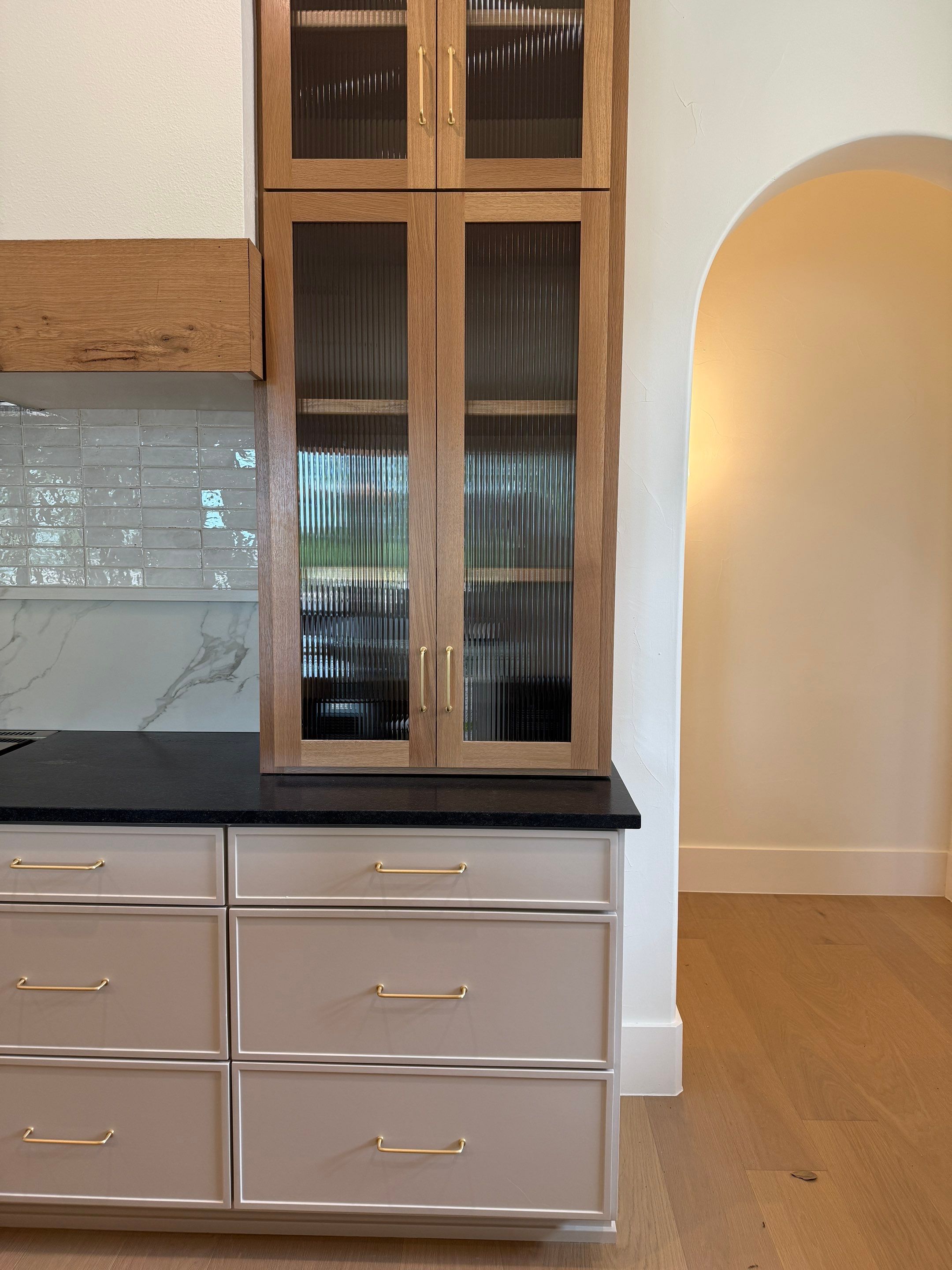 Luxury Remodel in Castle Hills by HOMES BY JAR