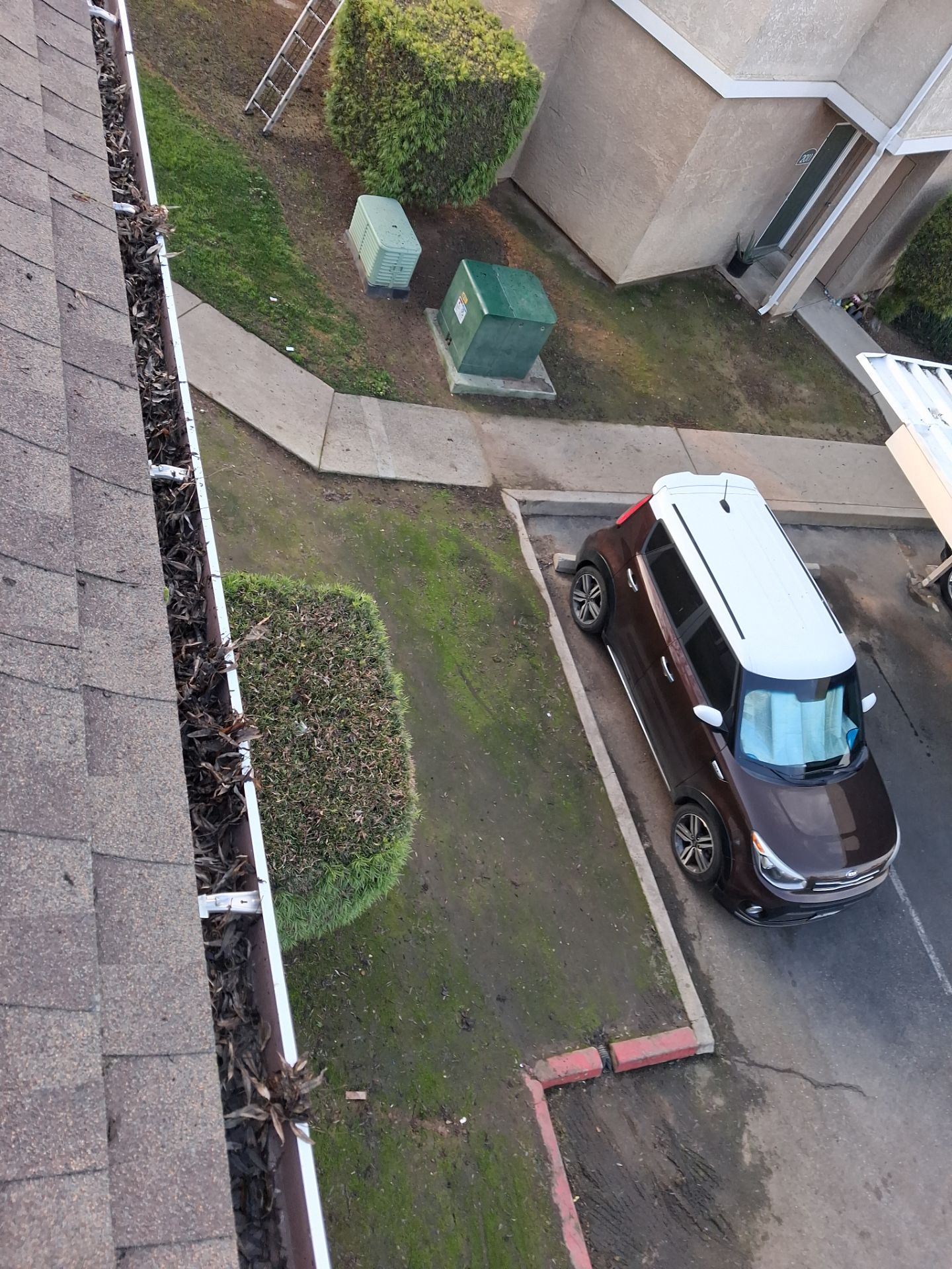 Commercial gutter cleaning Georgia before photo with filled gutters