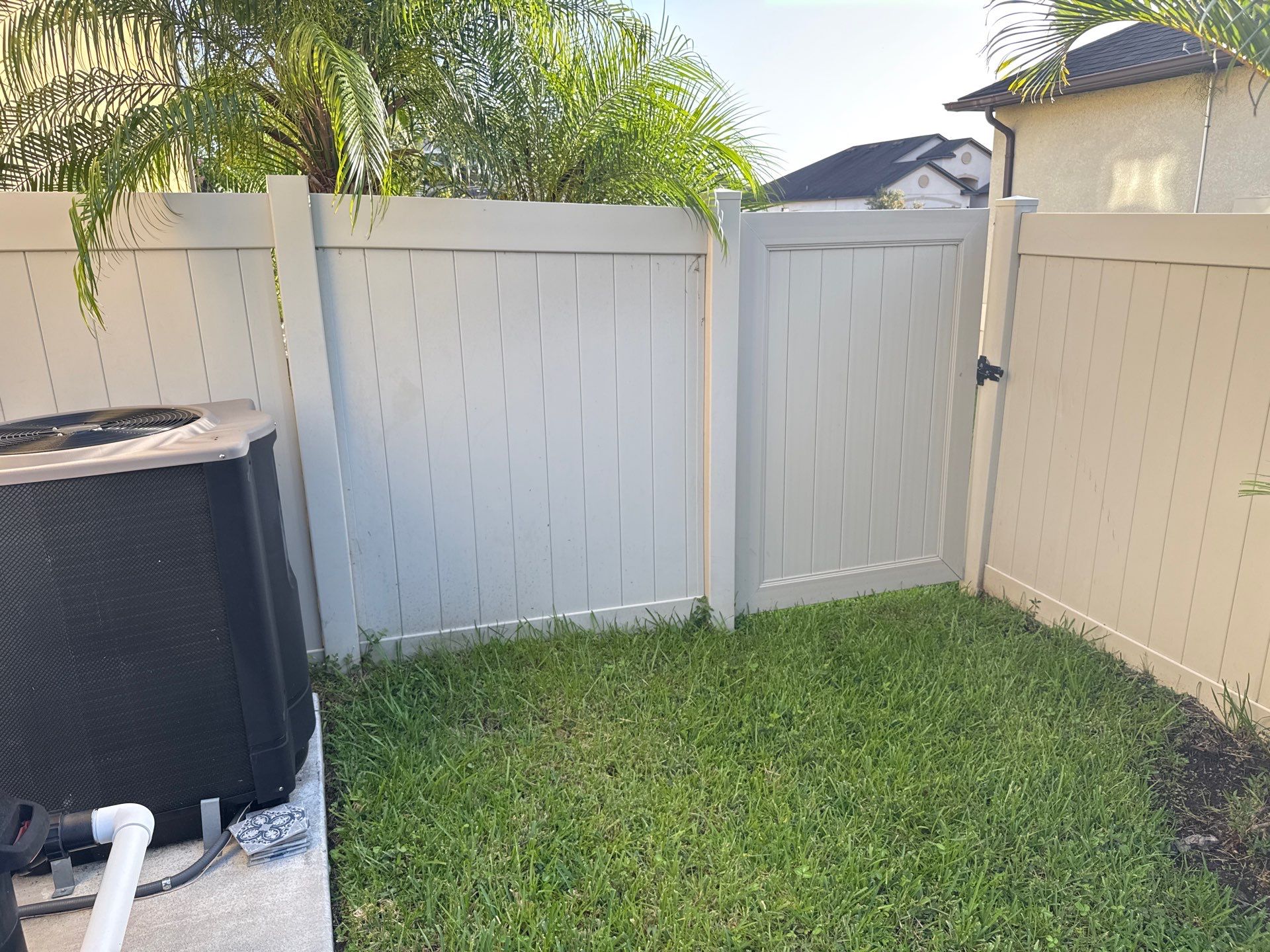 2-Story Stucco House Wash & Tan Vinyl Fence Cleaning | Sheffield Glen Palmetto, FL by Sunshine AquaWash