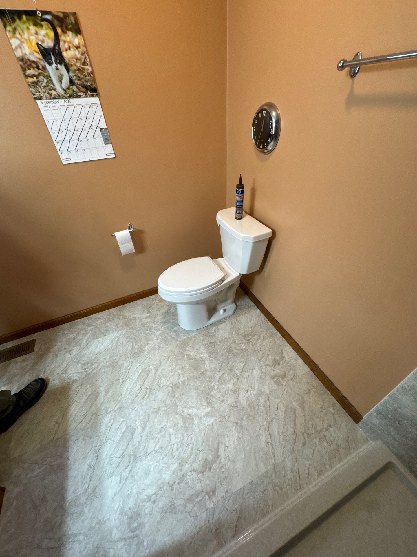 Full Bathroom: Metapeake & Platinum by Rome Bath Remodeling