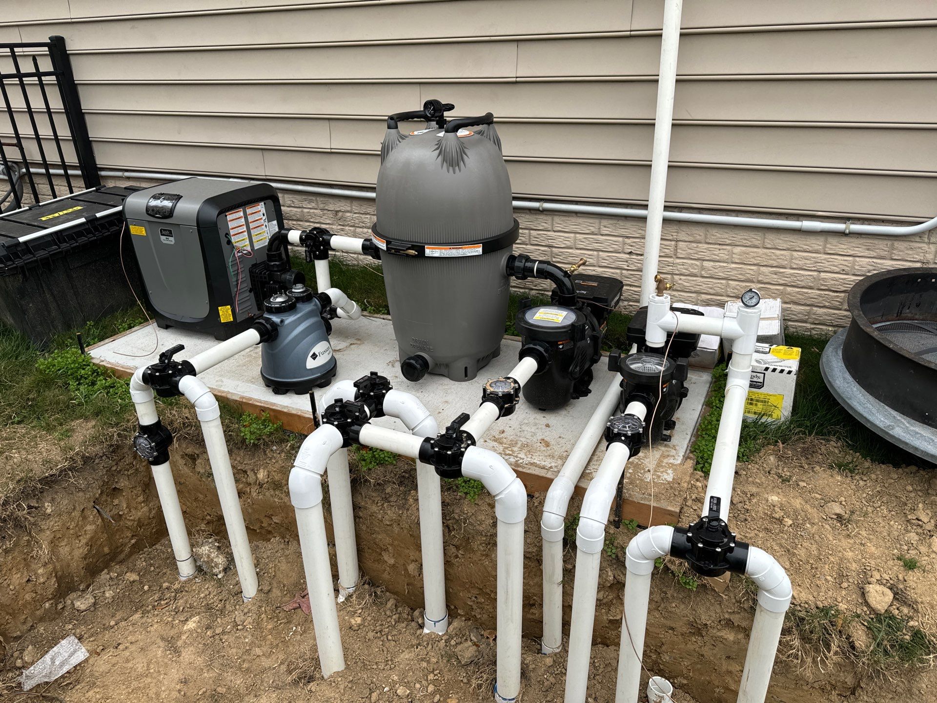 Gunite Pool w/ Spa and Water Features by Elysium Pools