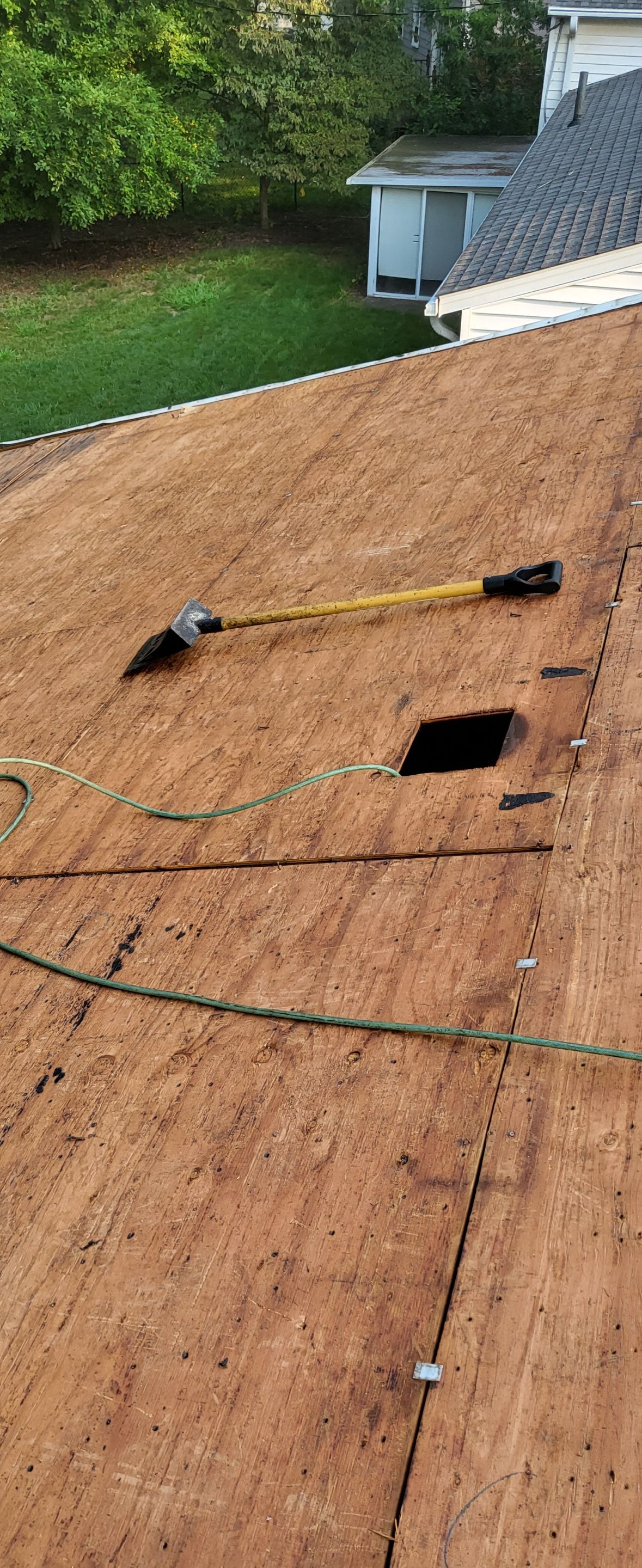 ATLAS PINNACLE COLOR: BURNT HICKORY by Eagle Eye Roofing