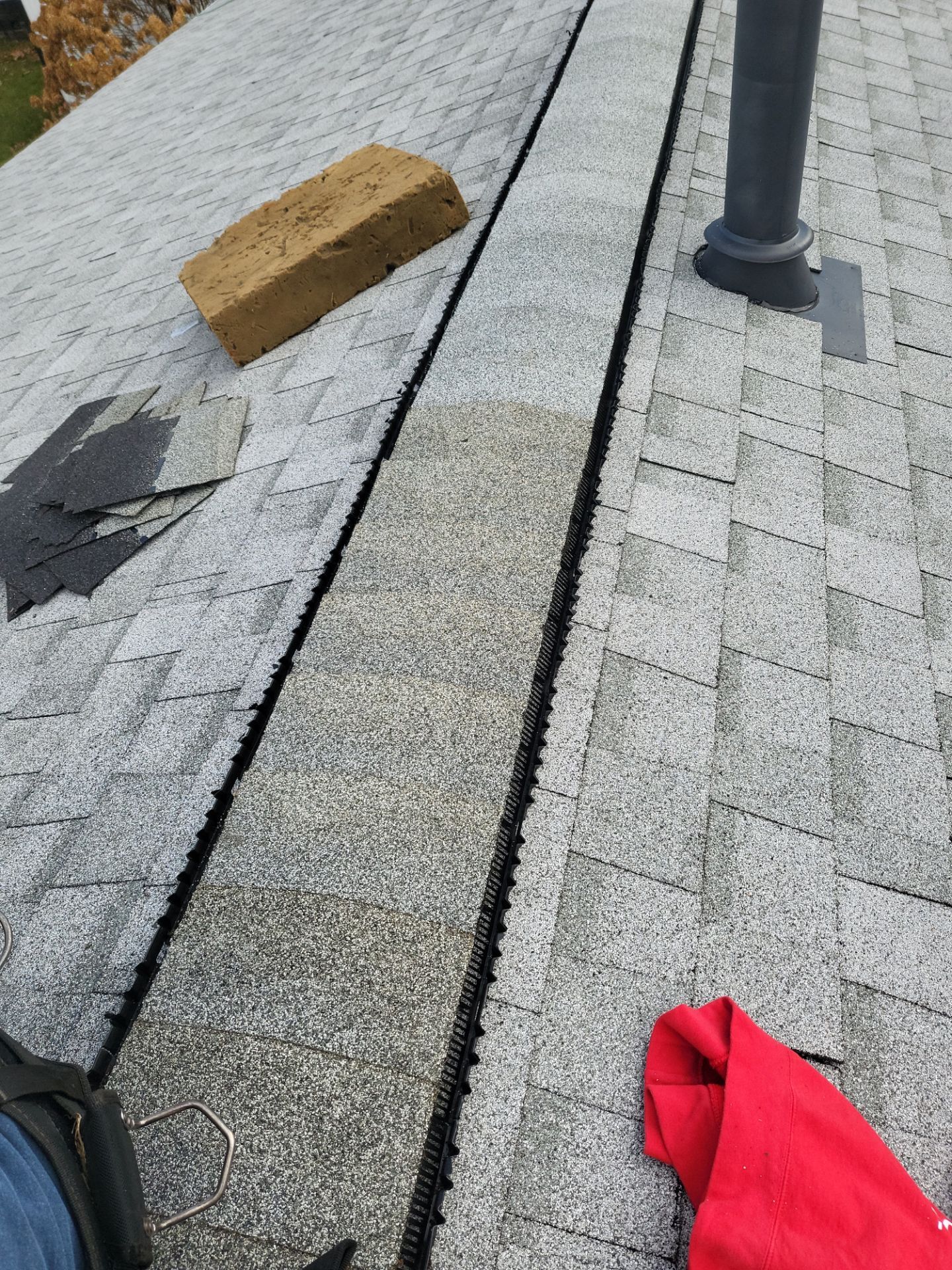 Atlas Pinnacle, Color: Oyster Shell, Drip Edge: White by Eagle Eye Roofing