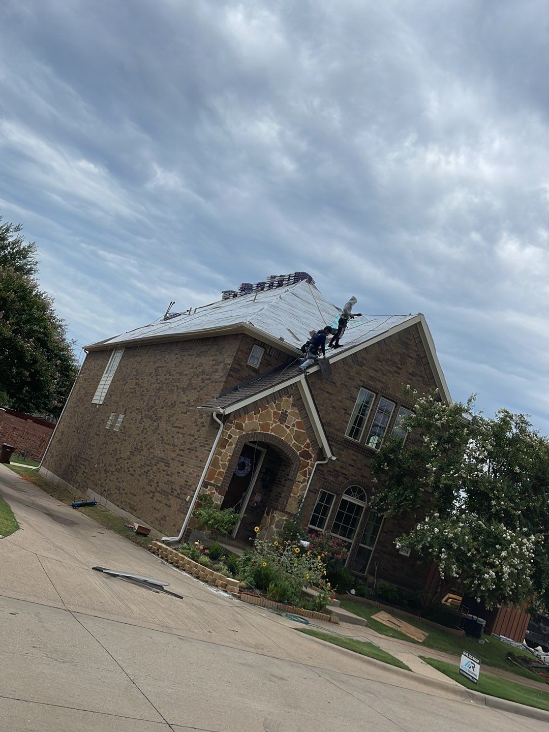 GAF HDZ - Weathered Wood by Elite Roofing LLC