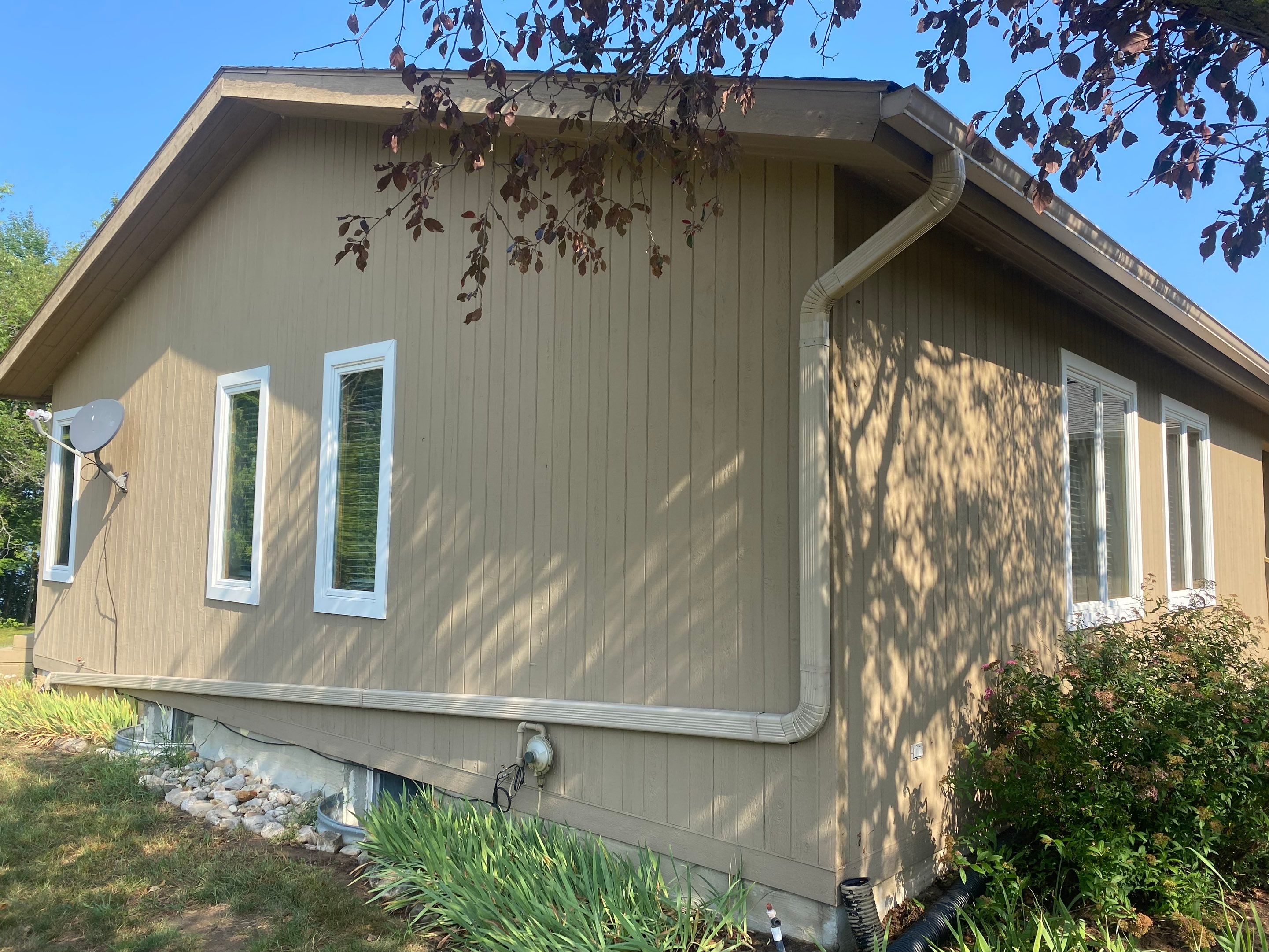 Off-White Aluminum Gutter and Downspout Replacement in Charlevoix by Rainbow Seamless Systems