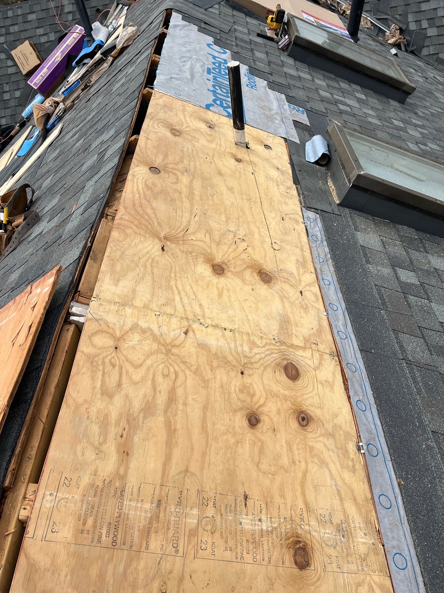 Alexandria: CertainTeed Landmark Pro Designer Shingles in Max Def Georgetown Gray by RM Banning, Inc.