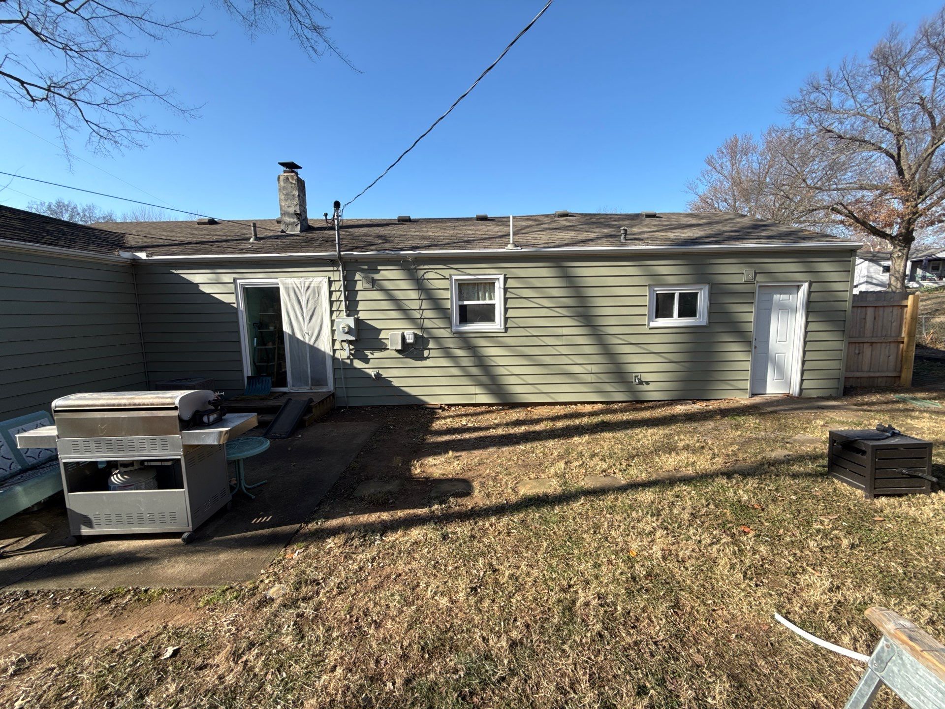 A whole new look for this Gladstone Home by EEC Windows, Siding & Roofing