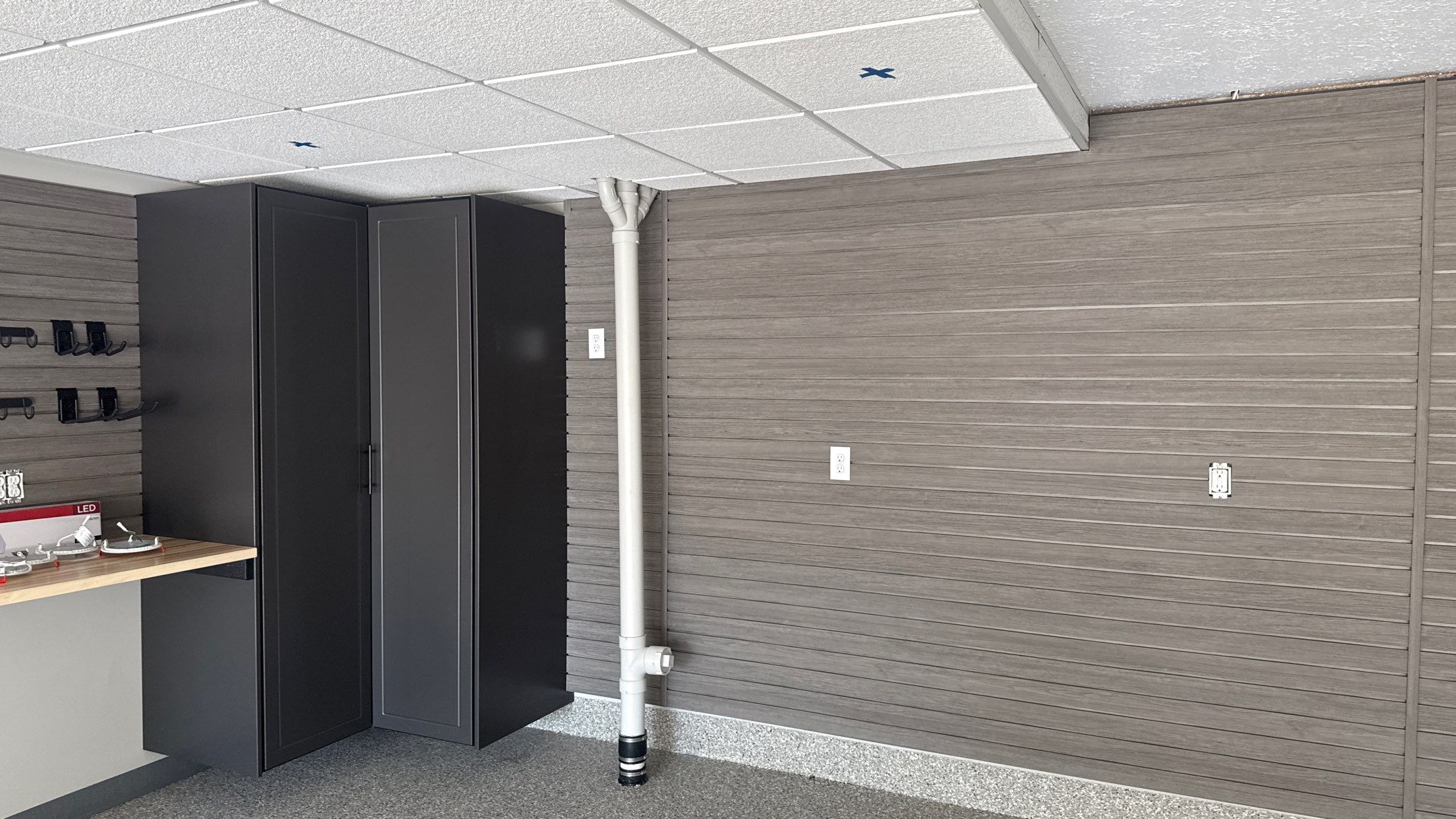 Wow Look Floor to Ceiling Slatwall by Banner Garage