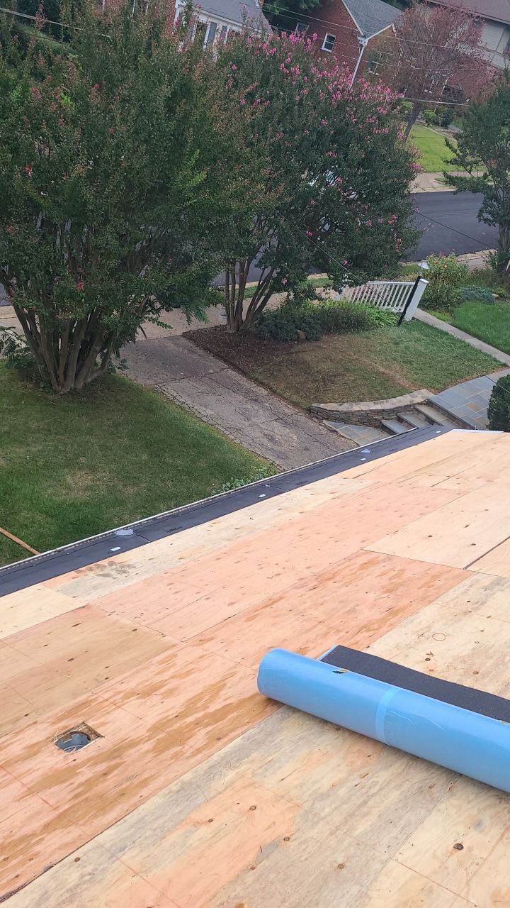 Arlington: CertainTeed Landmark Designer Shingles in Colonial Slate by RM Banning, Inc.