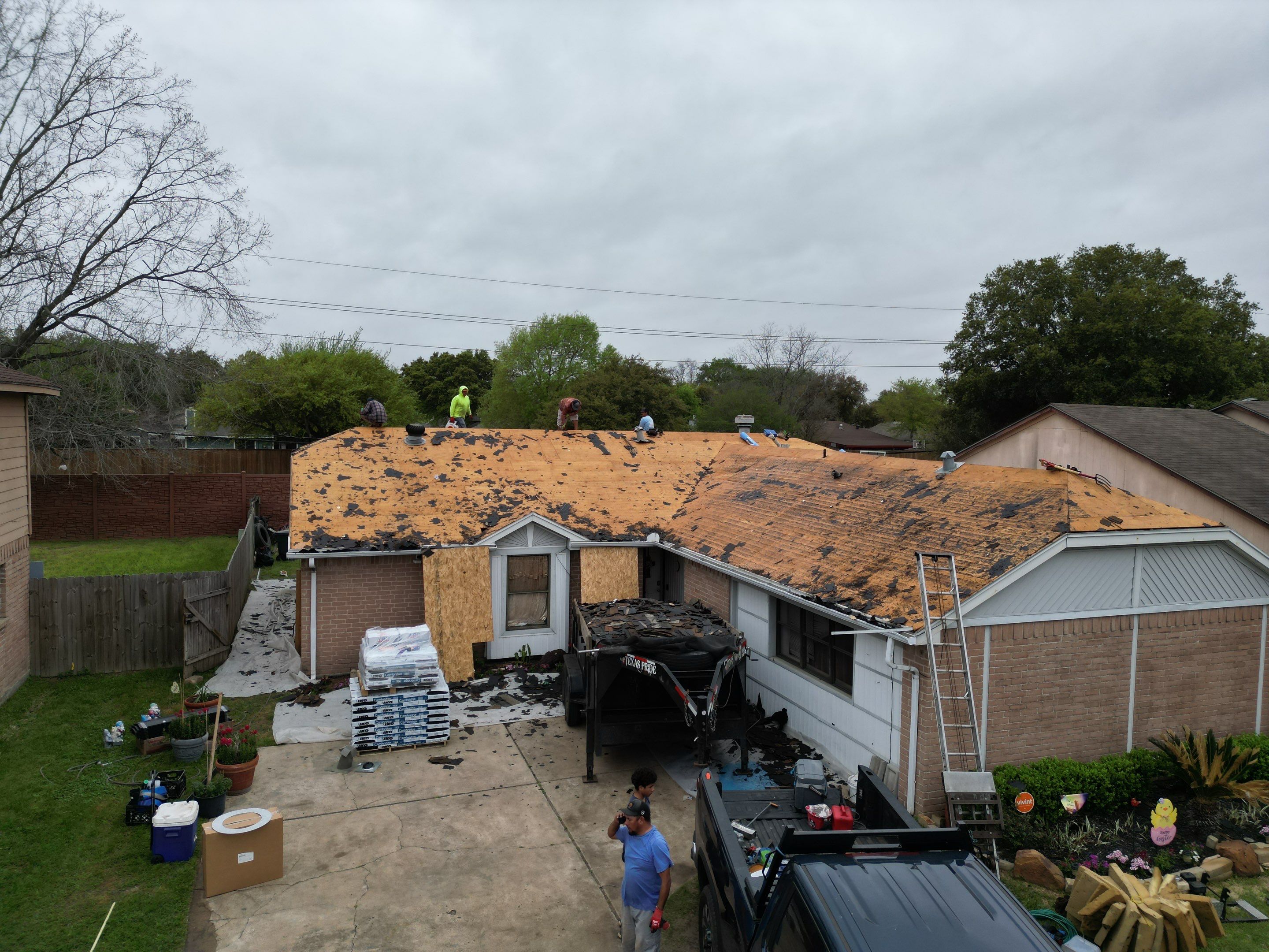 IKO Cambridge Dual Black by HHH Roofing & Construction