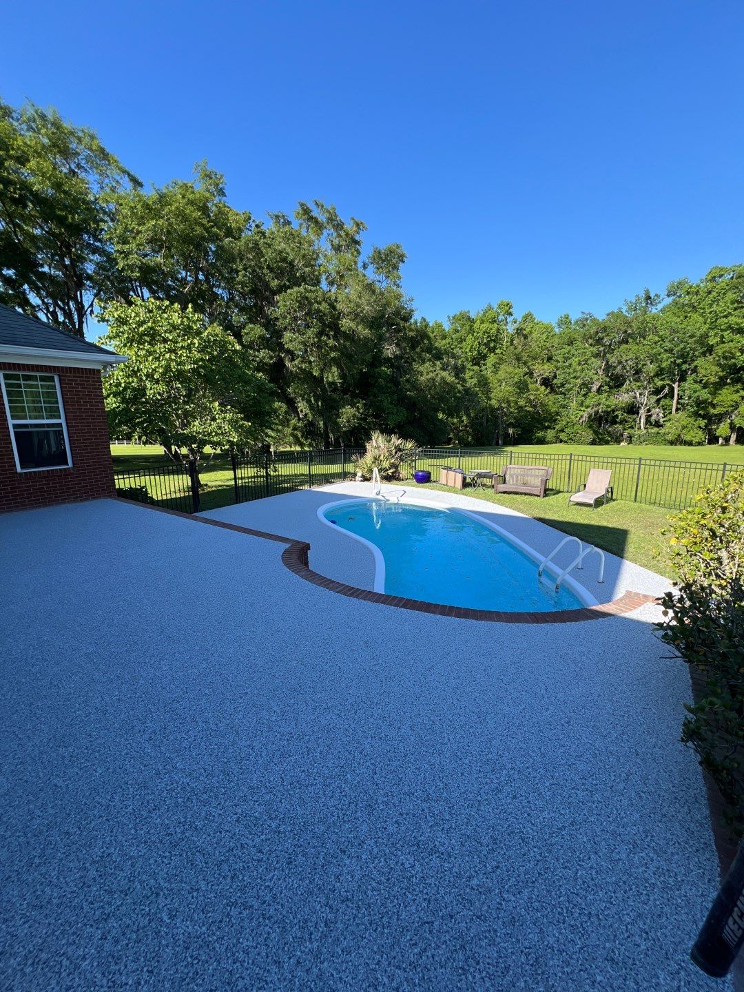 This before & after is STUNNING 🤩 by Deese Elite Concrete Coatings