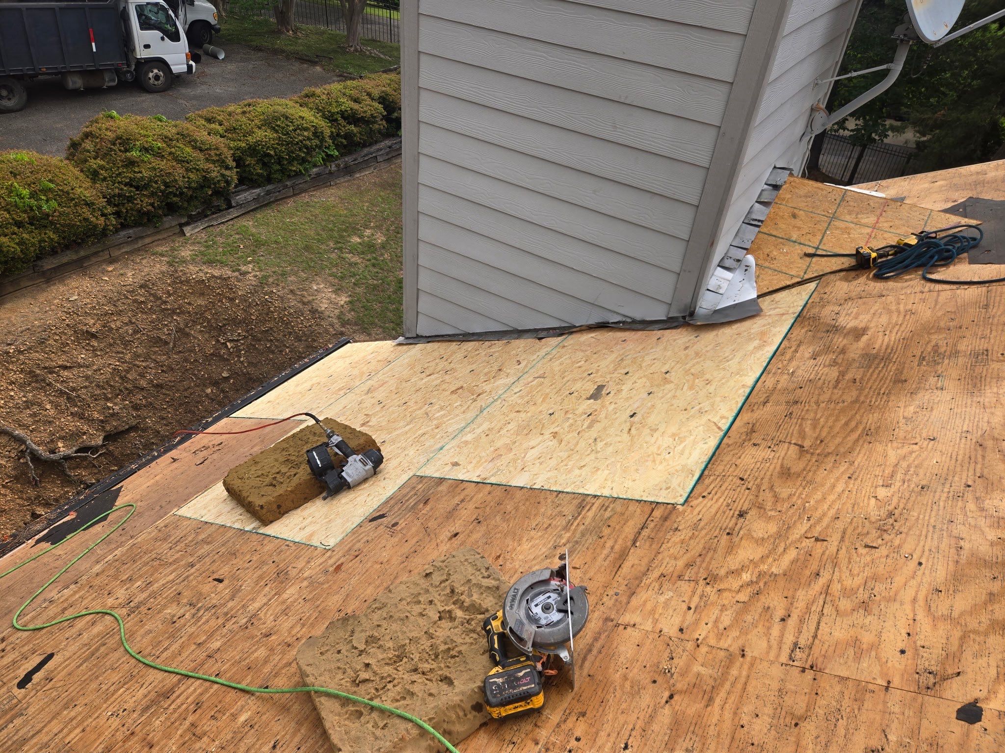 GAF Timberline HDZ Roof Replacement and Skylight Installation in Counce by Revival Roofing Services