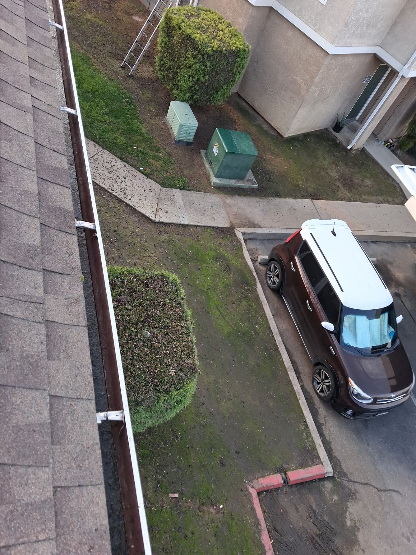 Commercial gutter cleaning Georgia after photo with clean gutters