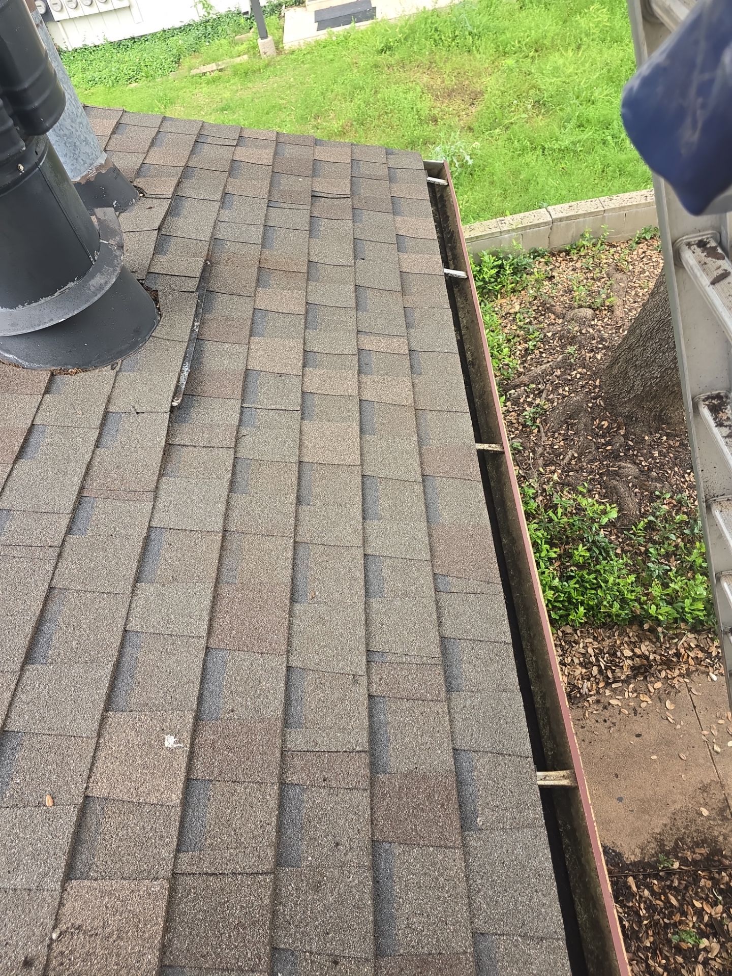 HOA gutter cleaning after photo.