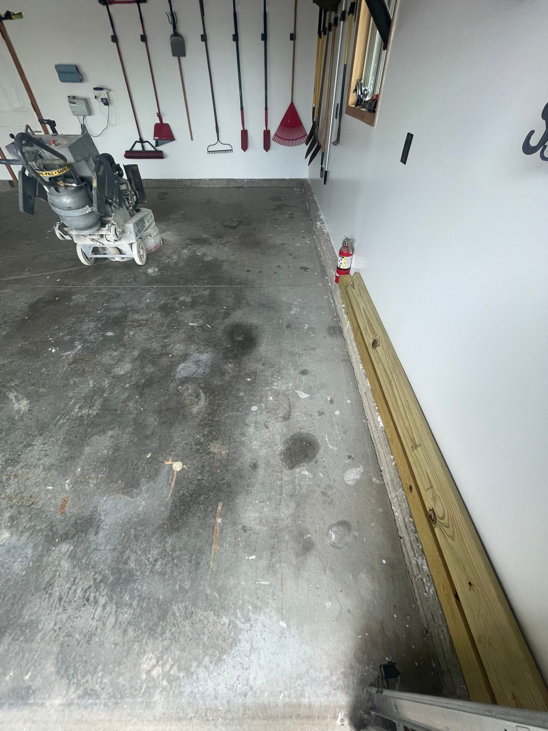 Tidal Wave Flake Garage Floor Installation in Sioux Falls by Select Painting, Coatings & Garage Cabinets