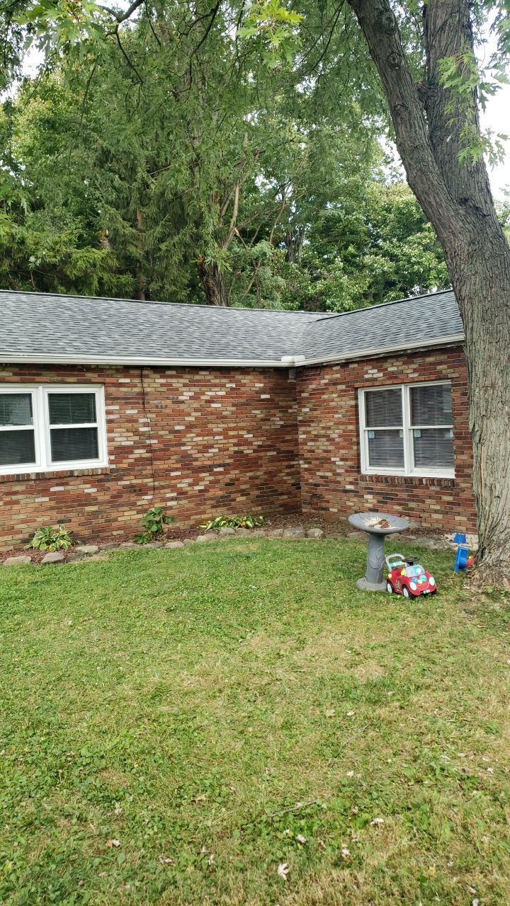 Brand: Atlas Pinnacle Color: Pristine Scotchgard Coastal Granite Drip: White by Eagle Eye Roofing