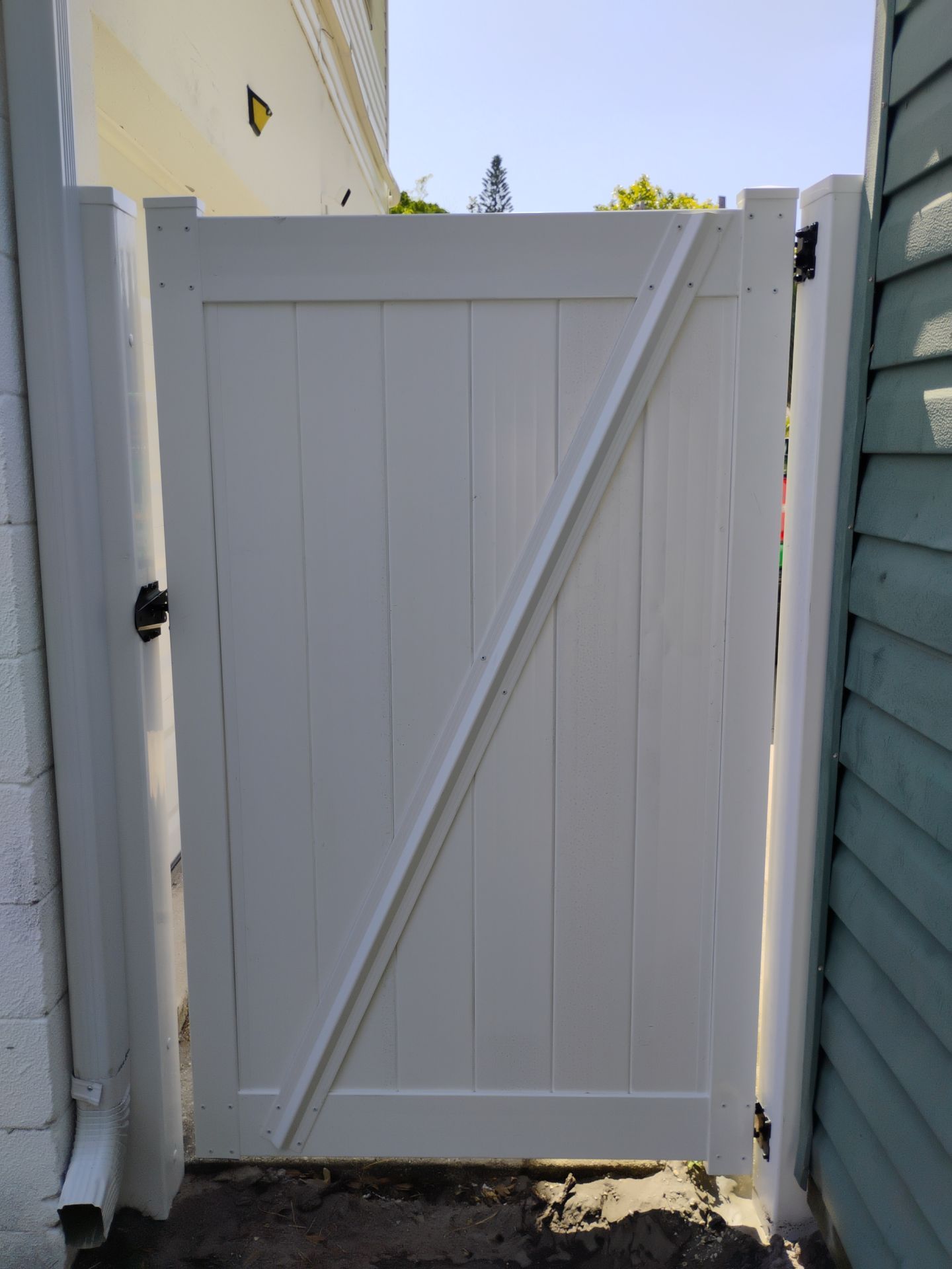 White Vinyl Privacy Fence and Gate Installation in Bradenton by True Fence LLC