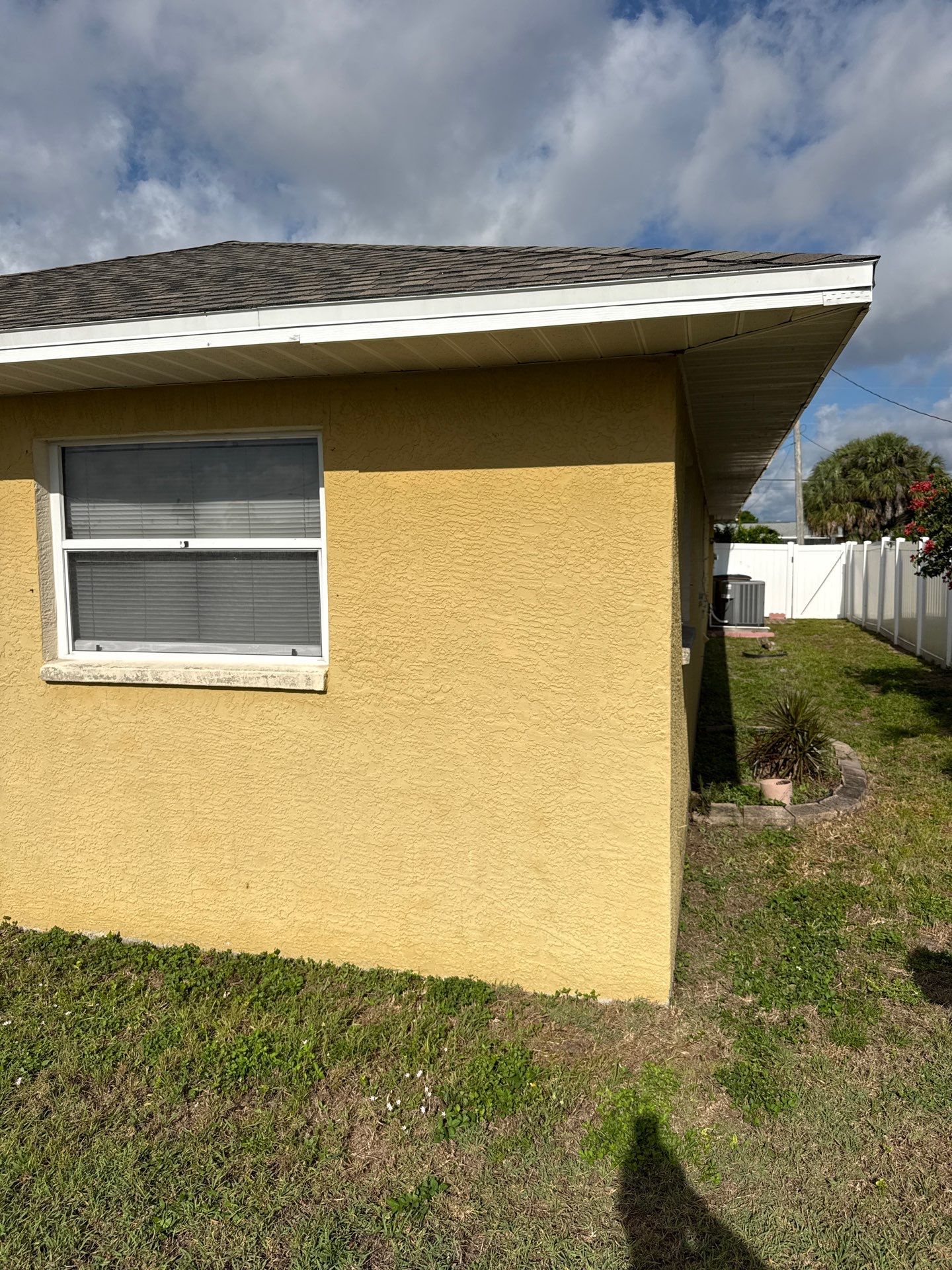 6 Inch Seamless Gutters using White Seamless Gutters in Cape Coral FL by Gutter Professors