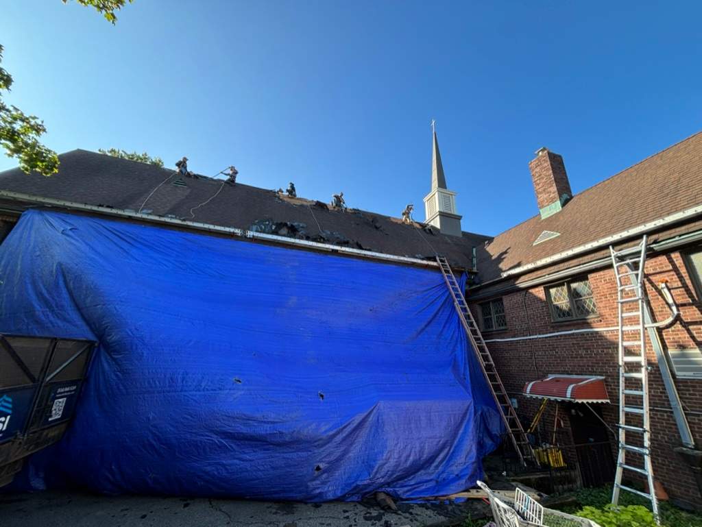 Owens Corning Duration® Shingles – Estate Gray, 6” Seamless Commercial-Grade Aluminum K-Style Gutters – Brown by Nisi Home Improvement