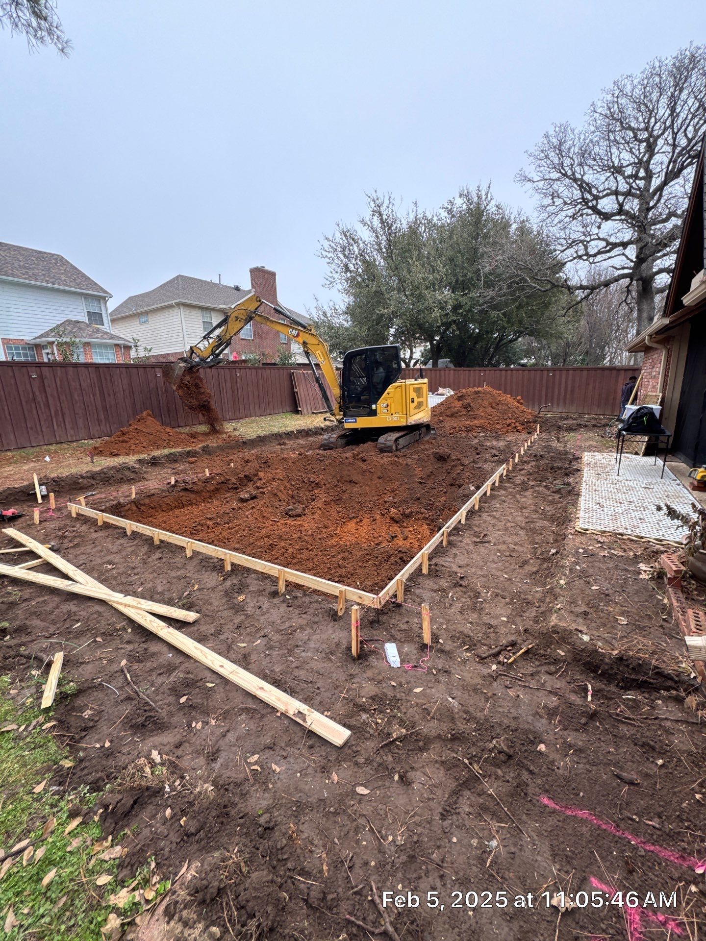 Geometric Pool with Raised Water-Feature Wall by Pinnacle Pools and Spas - DFW