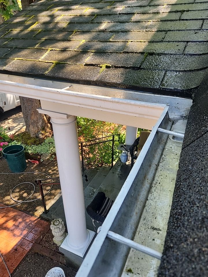 Gutter cleanup by Willamette Outdoor Wash LLC