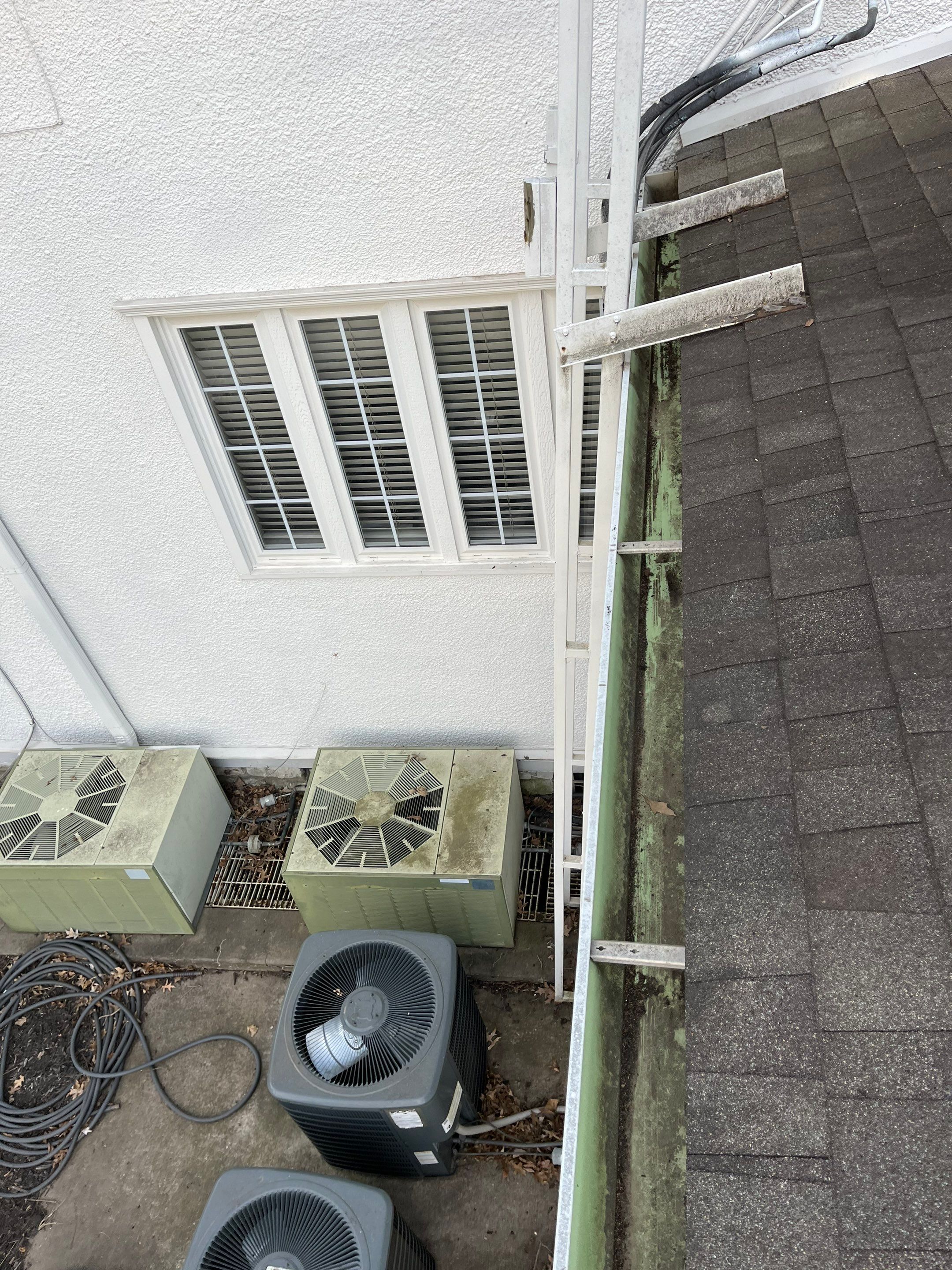 Commercial gutter cleaning Kansas City after photo with clean gutters