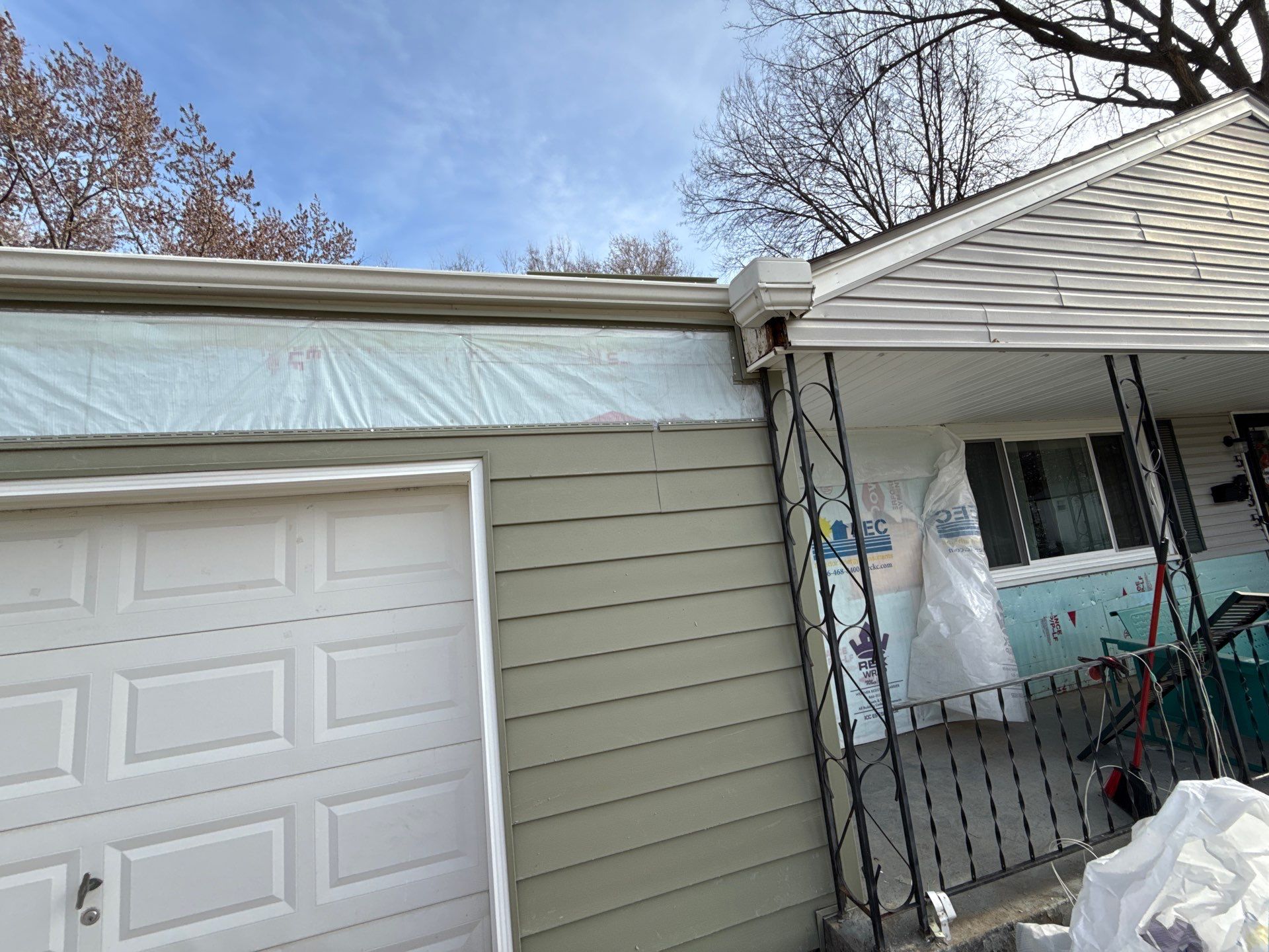 A whole new look for this Gladstone Home by EEC Windows, Siding & Roofing