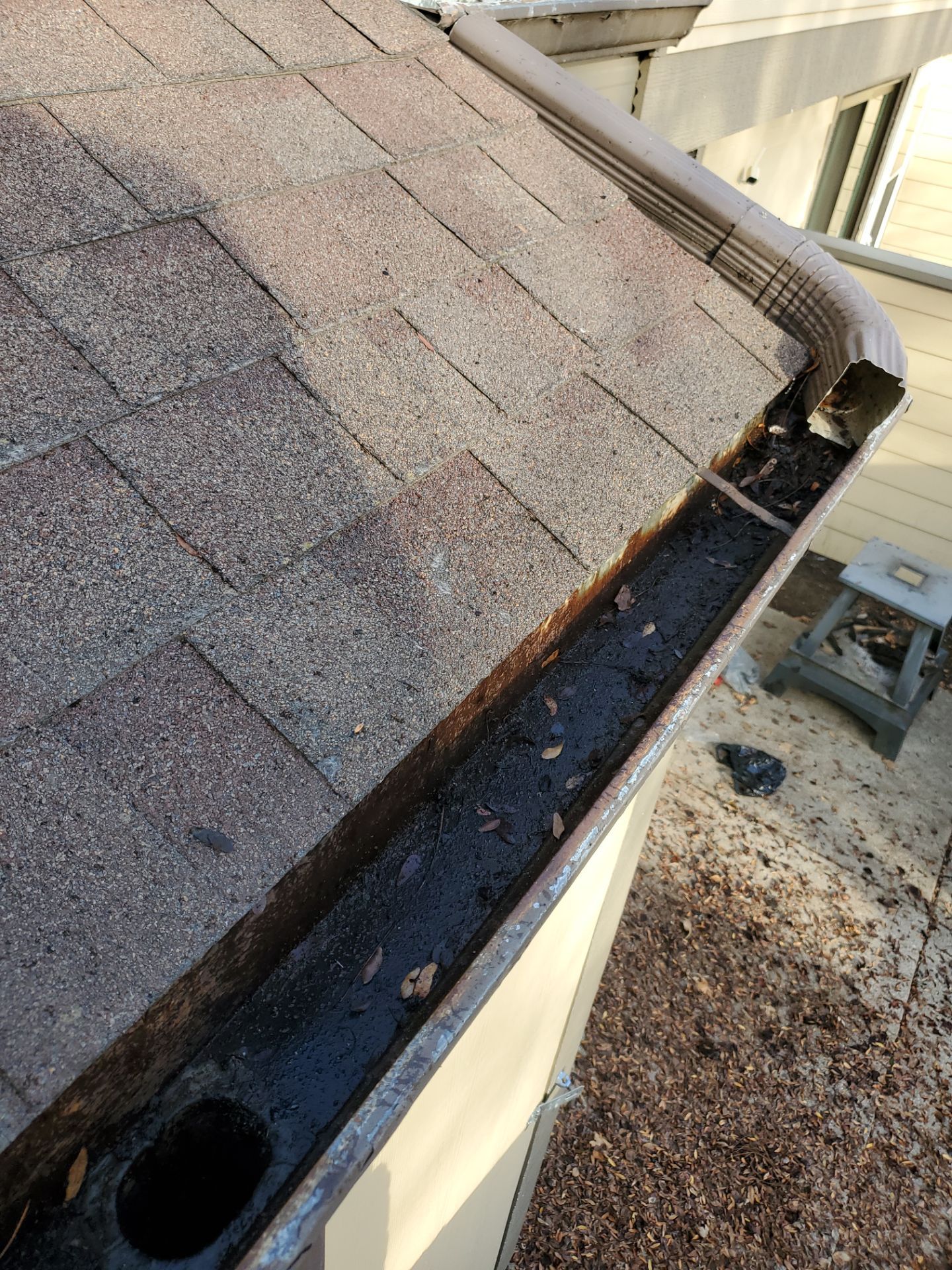 Commercial gutter cleaning Milwaukee after photo with clean gutters