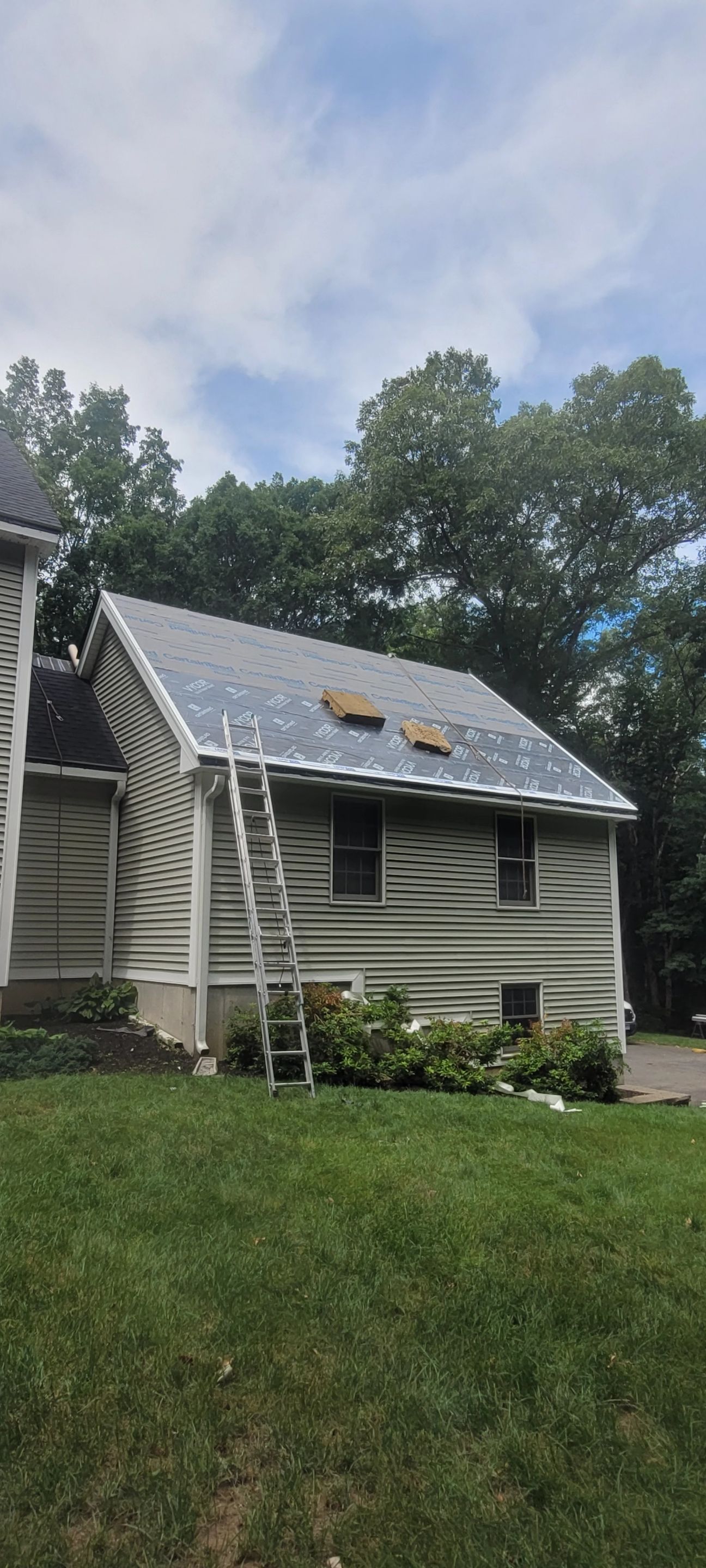Homeowners in East Hampton, CT get a new roof by DiGiorgi by DiGiorgi Roofing and Siding Inc