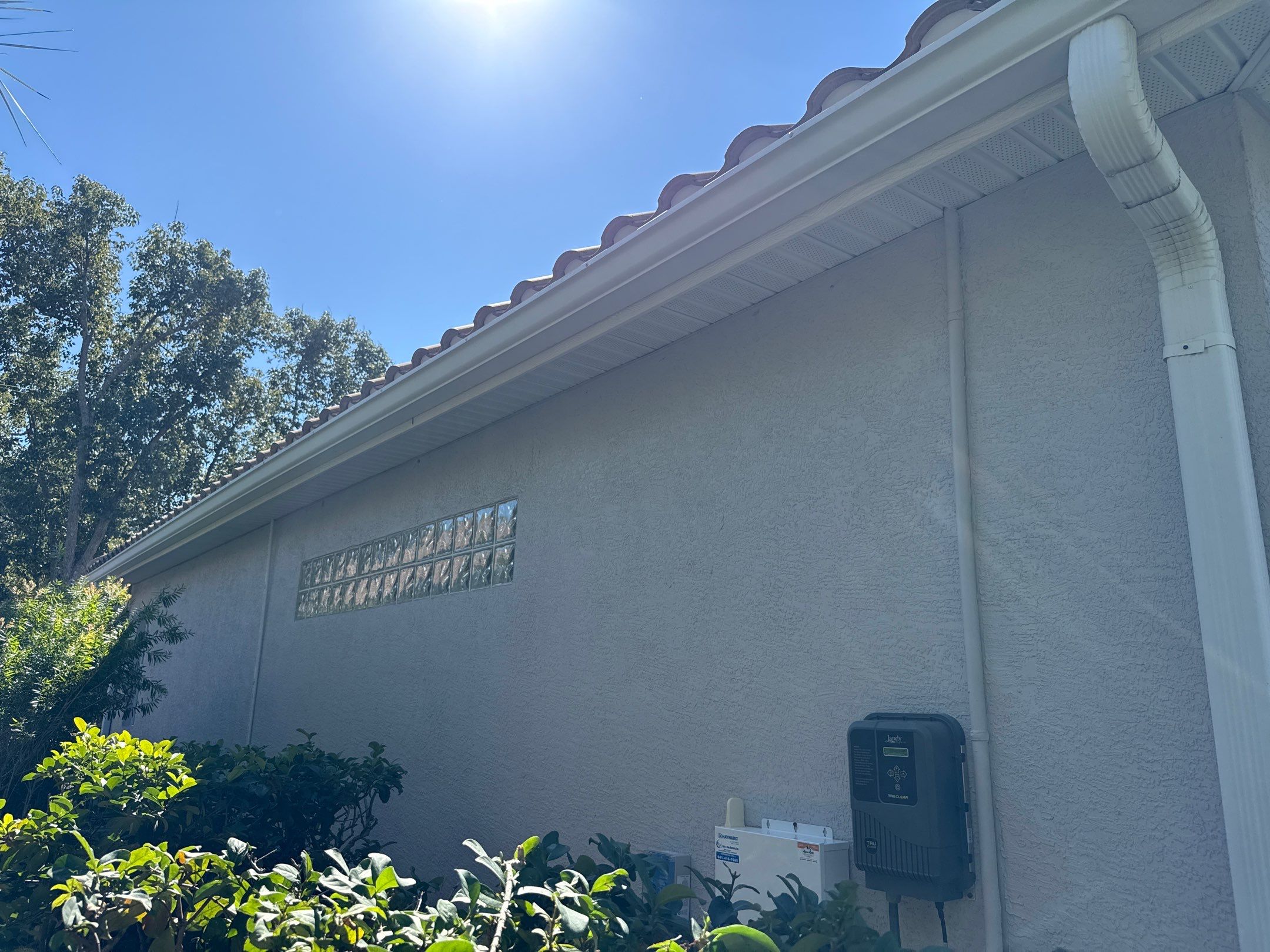 House Wash, Pool Deck & Screen Enclosure Cleaning | University Park, Sarasota FL by Sunshine AquaWash