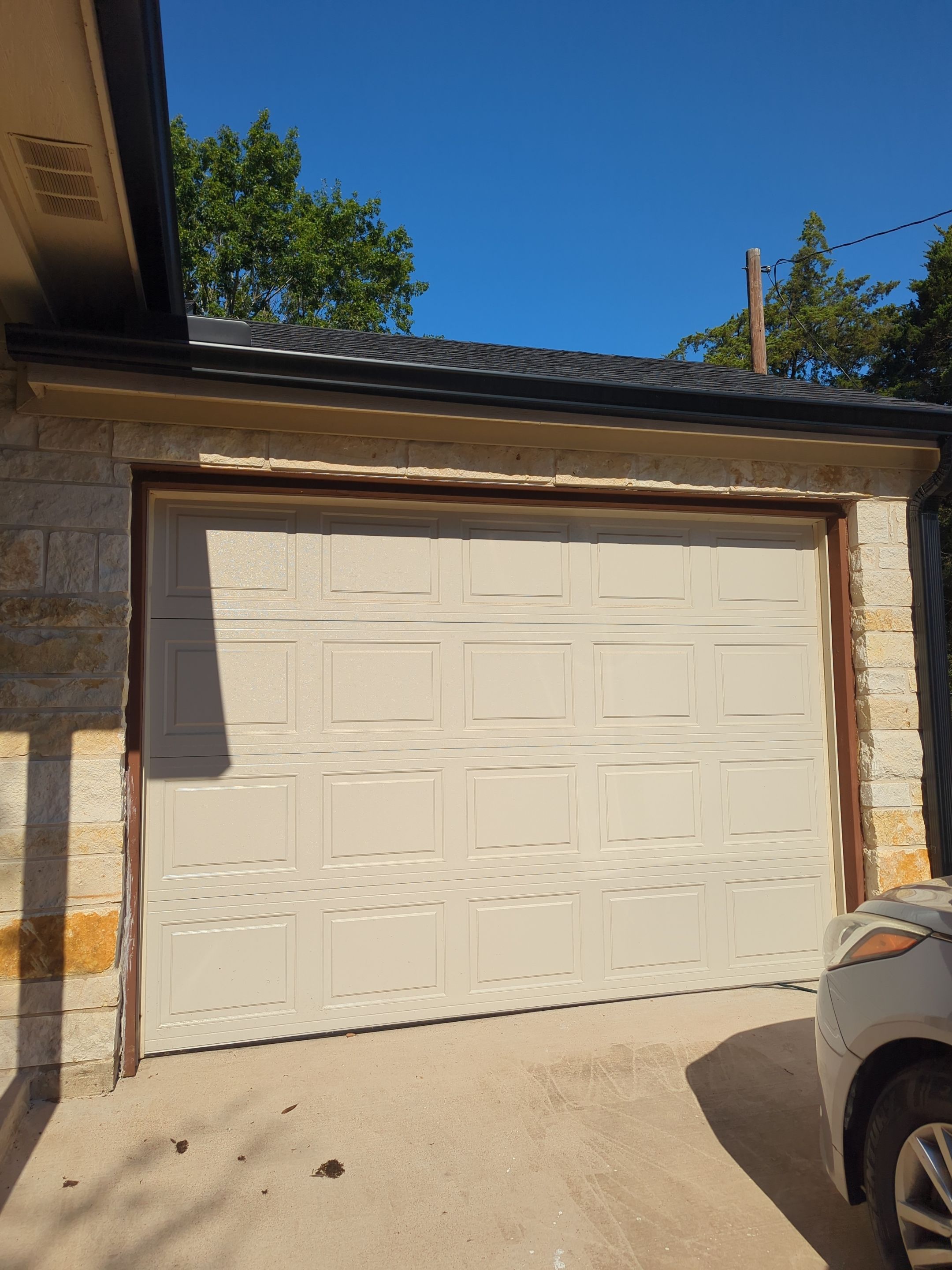Bold New Color Scheme on Frankston, TX Home by Quality Coats Painting