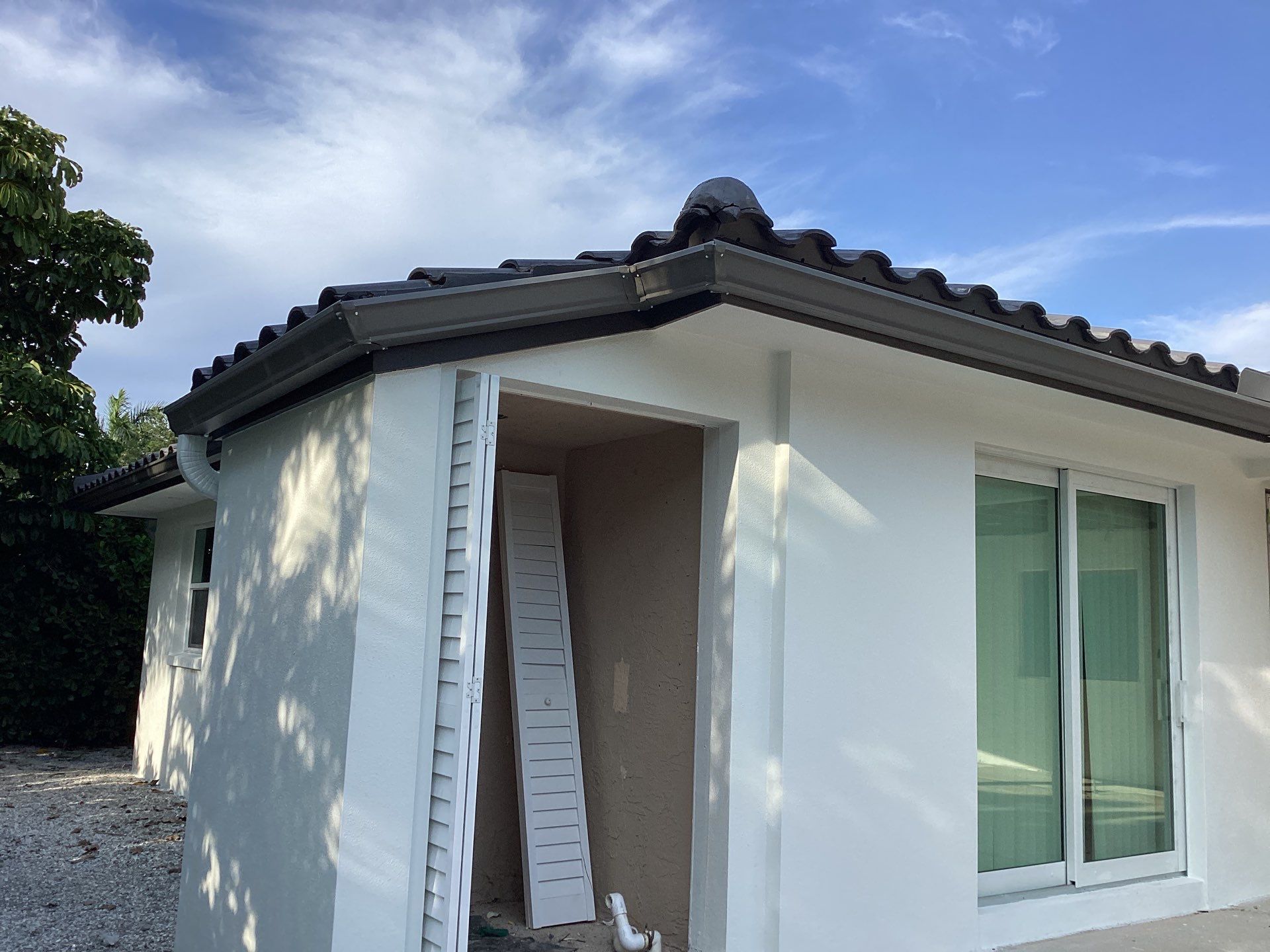 6 Inch Seamless Gutters using bronze gutters in Sarasota FL by Gutter Professors