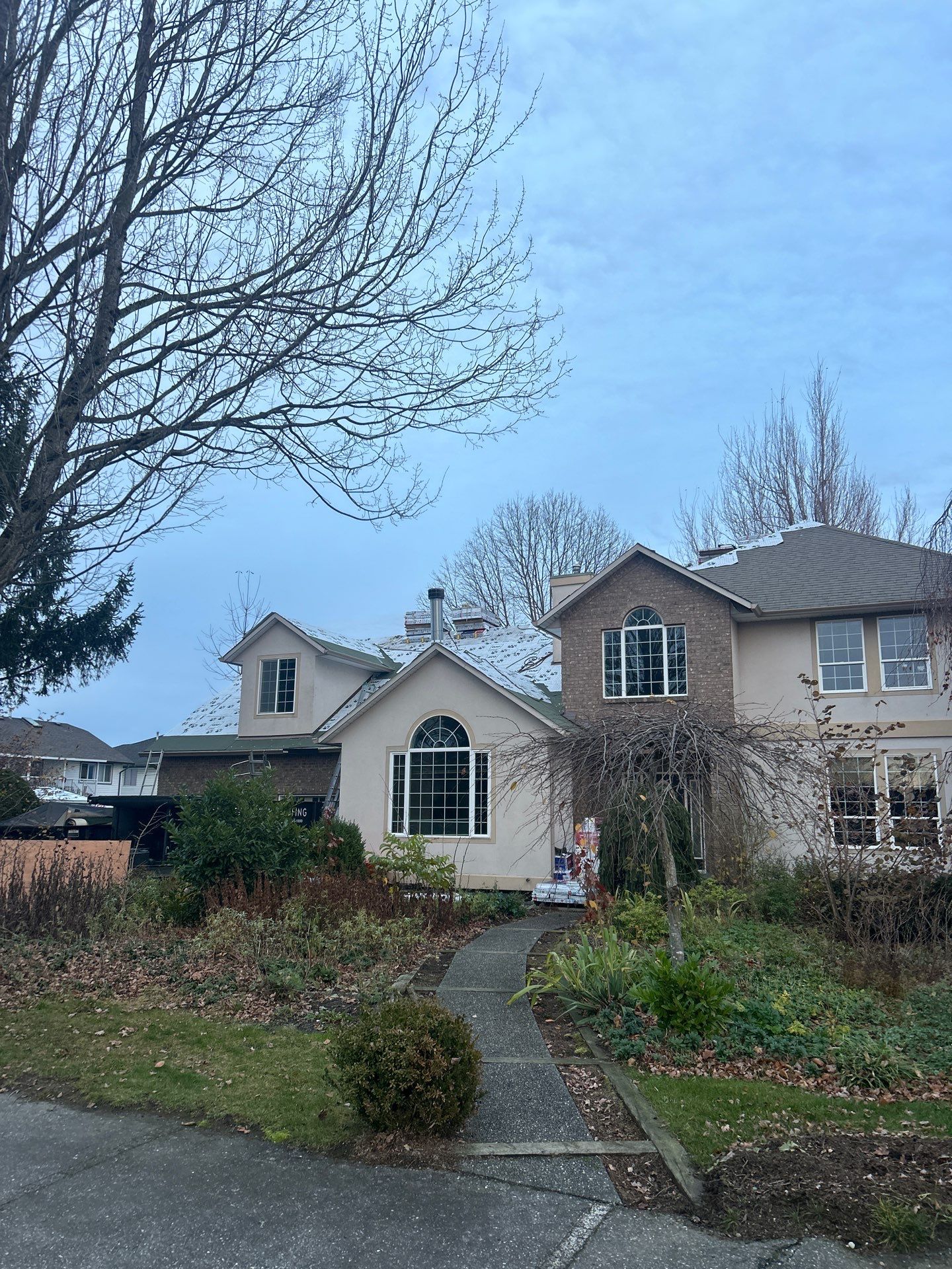 Residential Re-Roof using GAF timberline HDZ Charcoal by Top Notch Roofing Inc