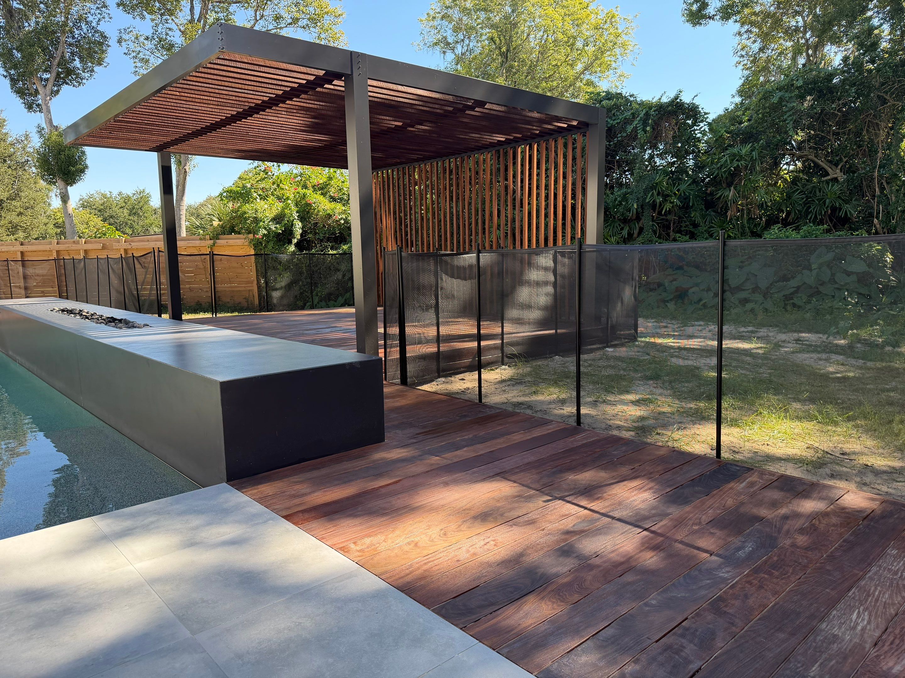 Architectural Masterpiece: Aluminum Frame with Exotic Wood Details by Orlando pergolas 