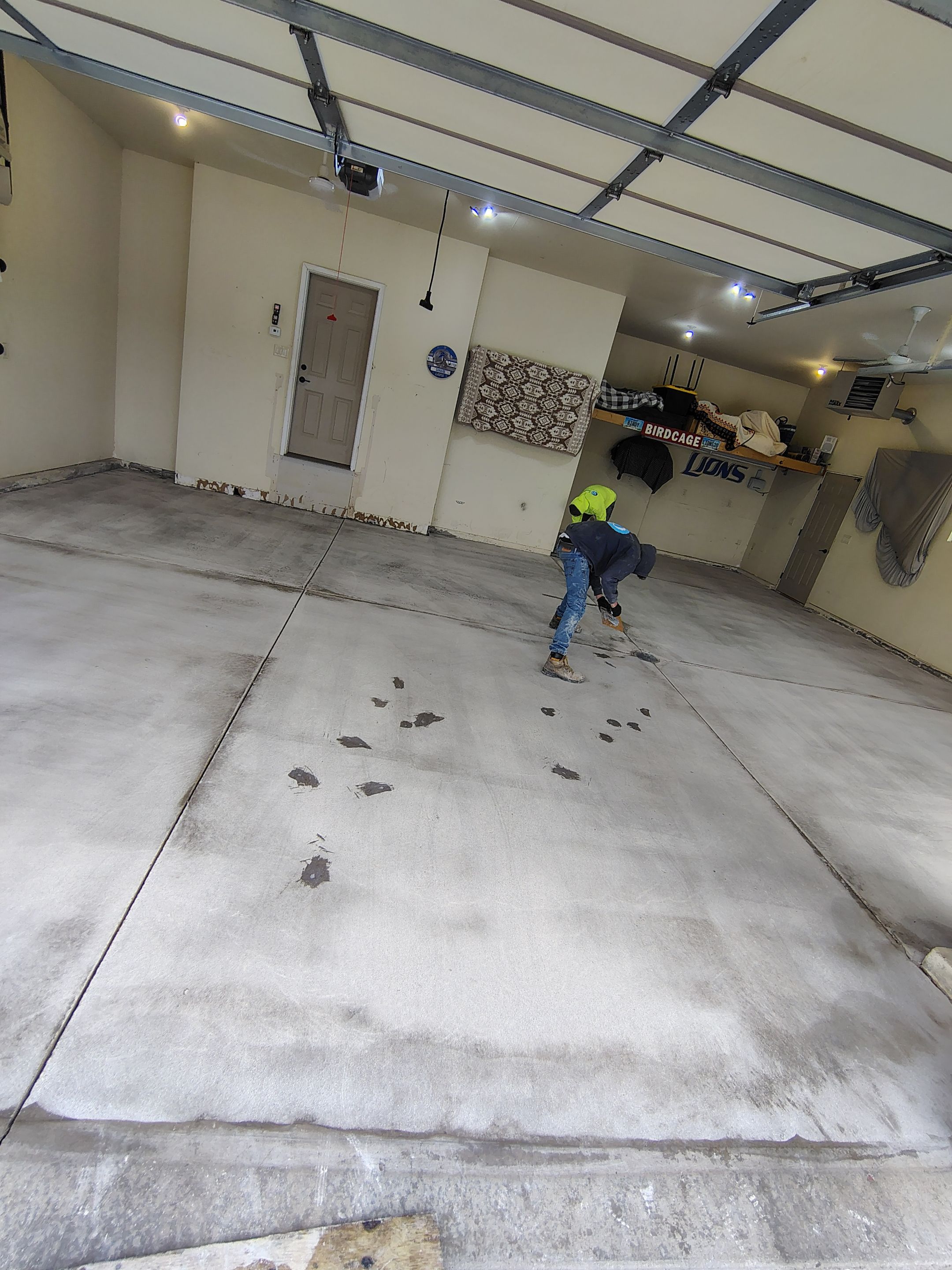 Sioux Falls Garage Floor Repair and Speckled Epoxy Coating Installation by Select Painting, Coatings & Garage Cabinets