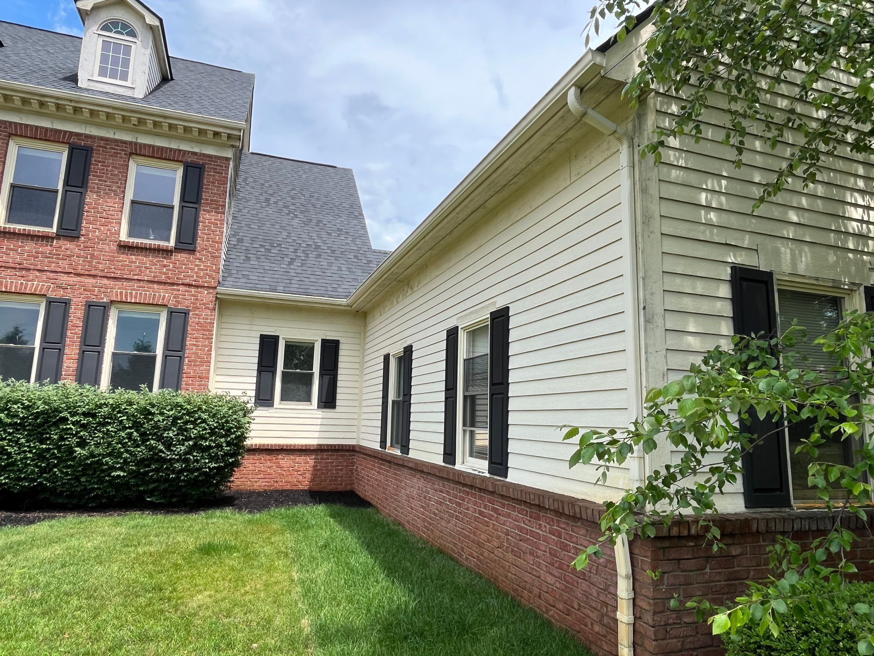 Siding Replacement using Alside S7 Cedar Mill Grain Pebble by 180 Contractors