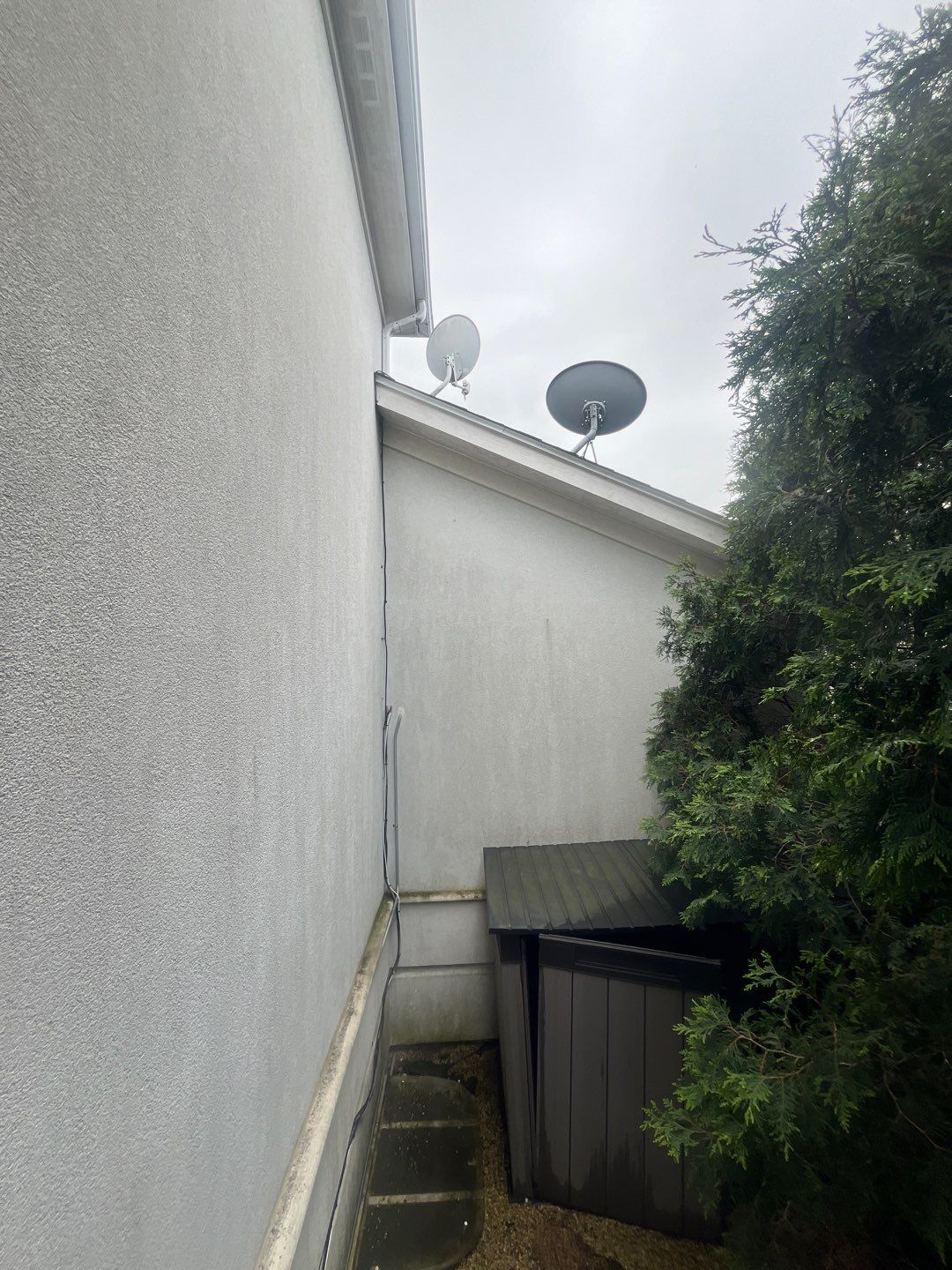 dryvit using Algaecide, soft wash soap by Northern Power Washing LLC.