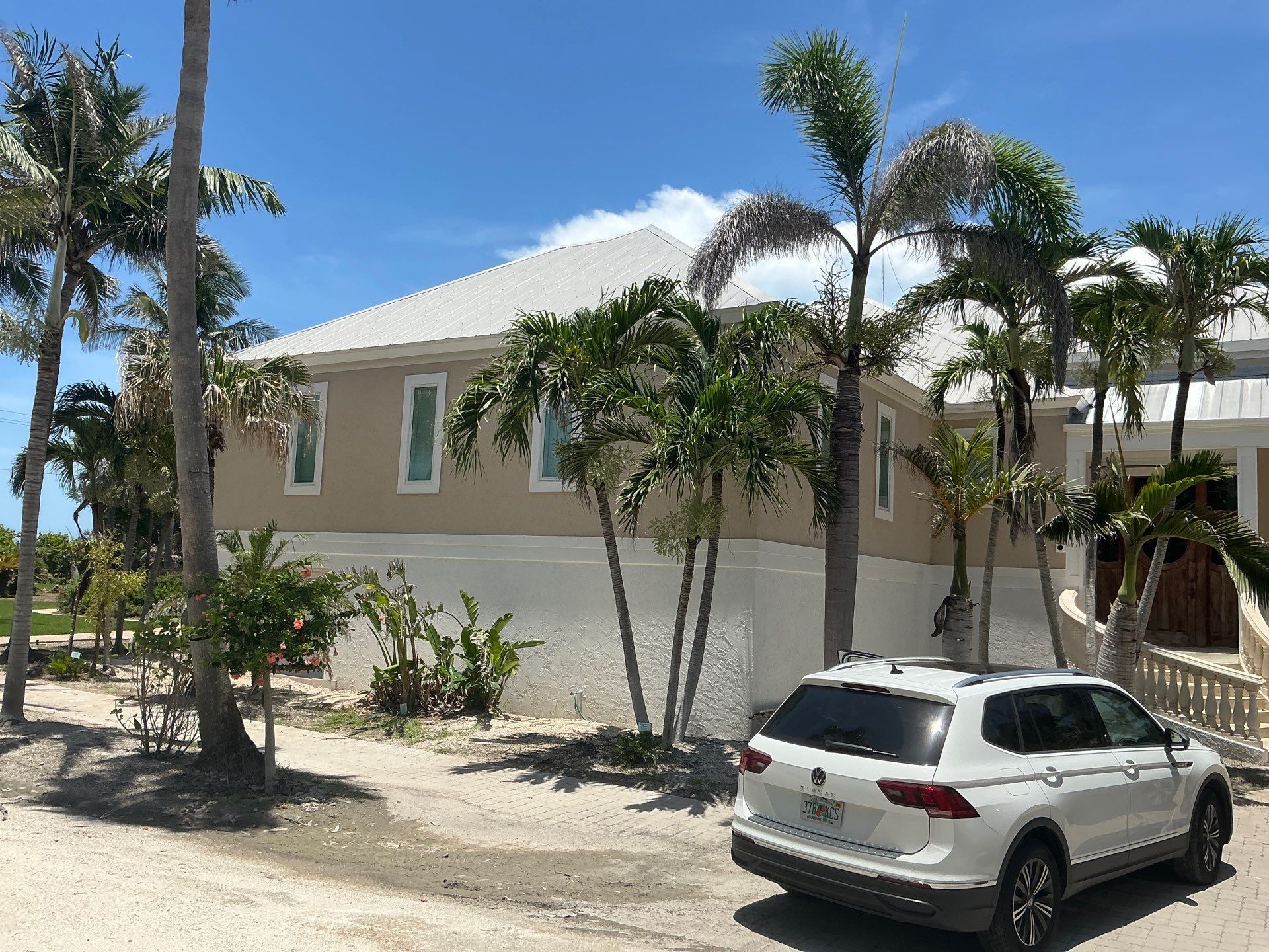 Estimated House in Captiva FL  - New Downspouts and 6-inch Seamless Gutters by Gutter Professors