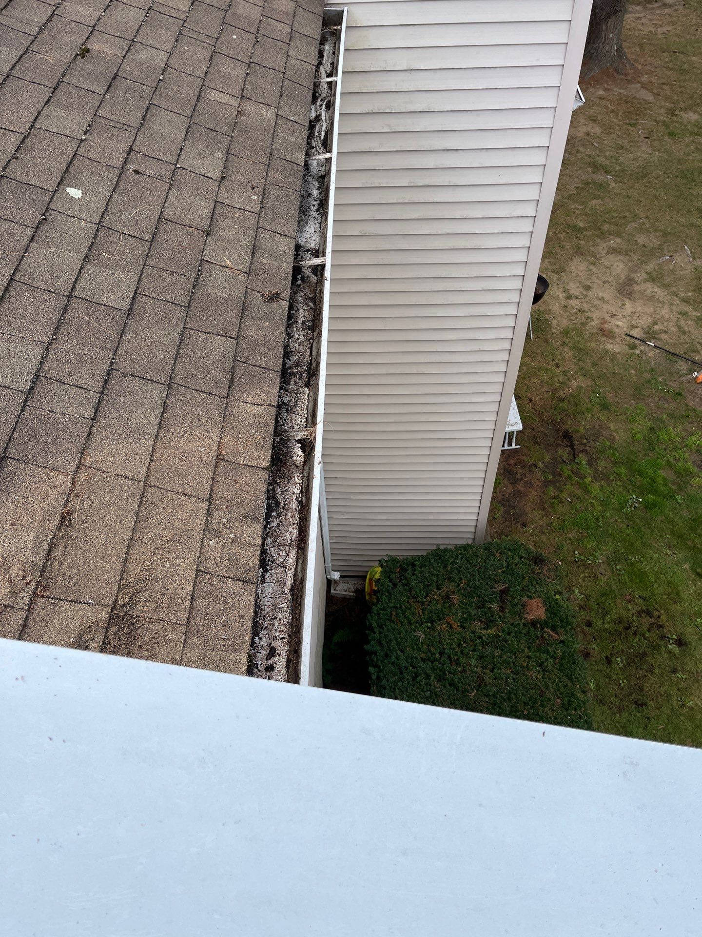 Commercial gutter cleaning Springfield after photo with clean gutters