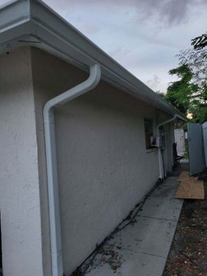 Seamless Gutter Installation using Splash Guard in Sarasota FL