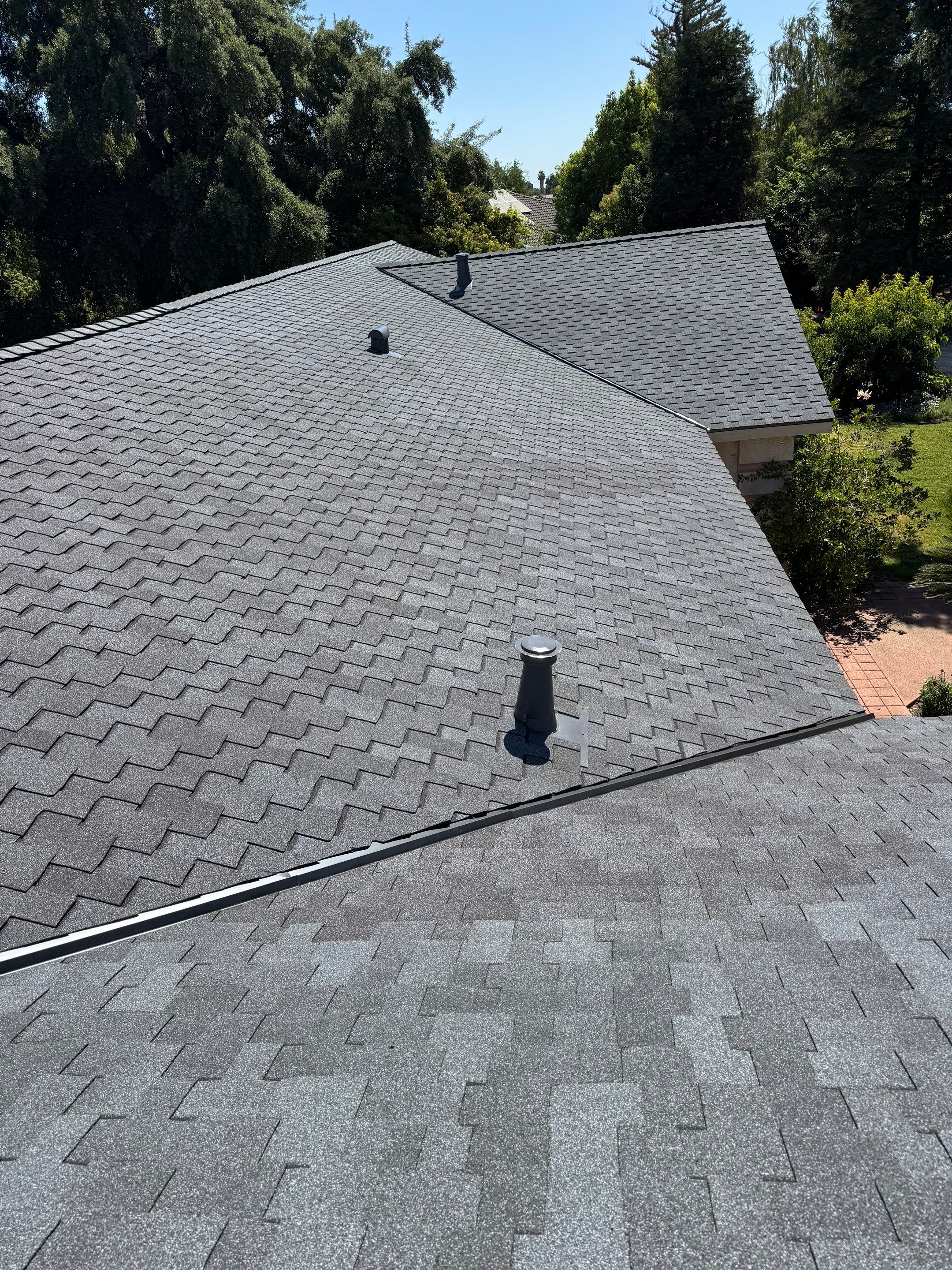 Presidential shingle roof by Straight Edge Roofing Inc